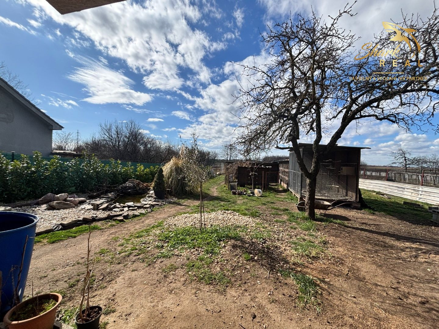 Záhrada s mobilným domčekom