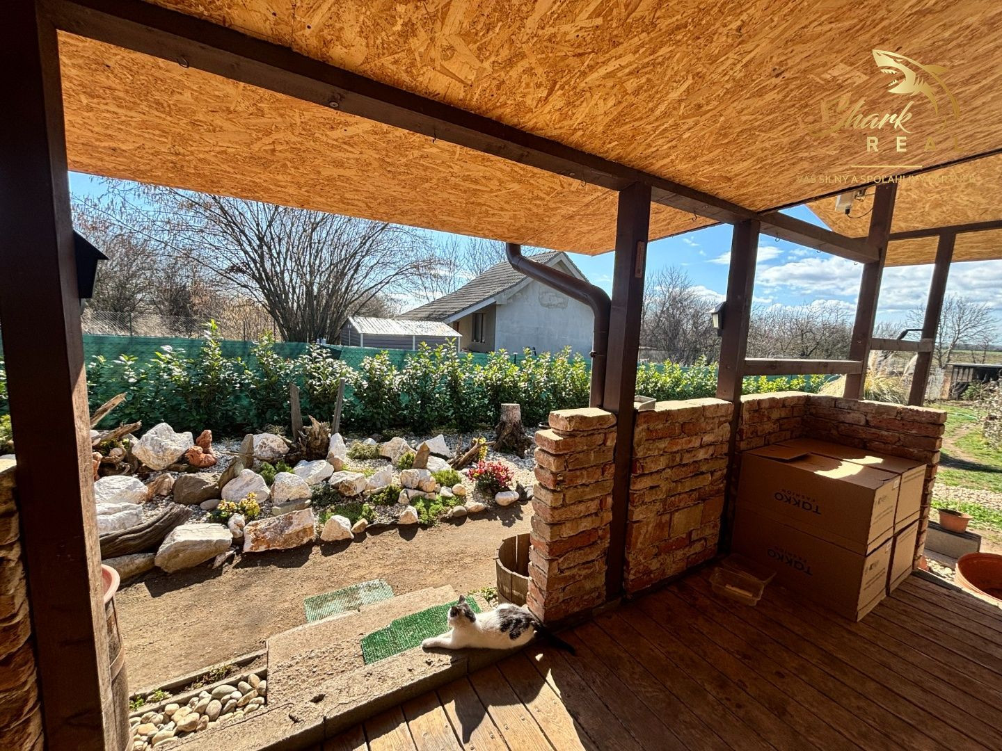 Záhrada s mobilným domčekom