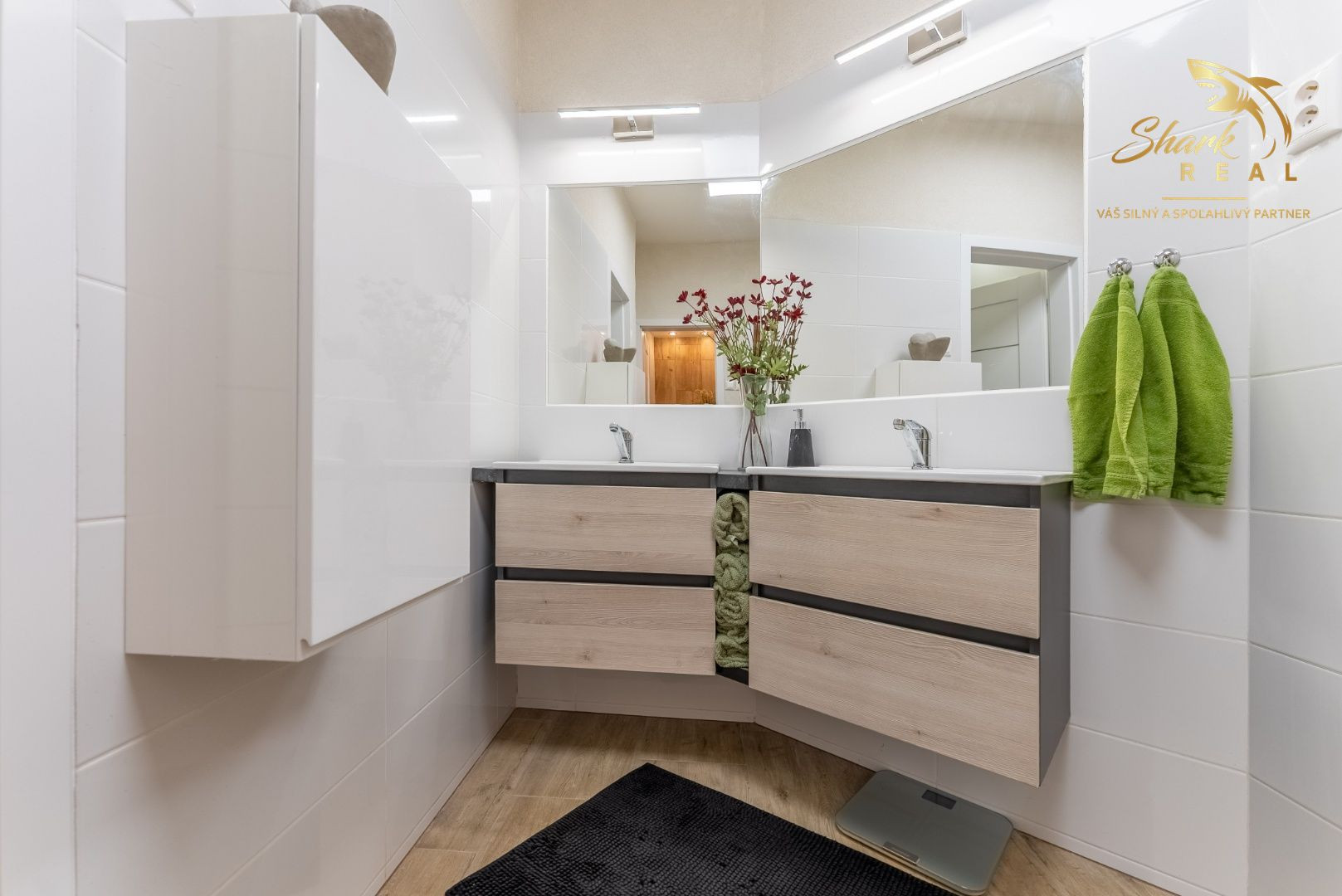 ***VÝNIMOČNÁ NEHNUTEĽNOSŤ LEN 20 km od Trnavy*** úžitková plocha 590 m2***veľký dvor s bazénom a wellnesom***