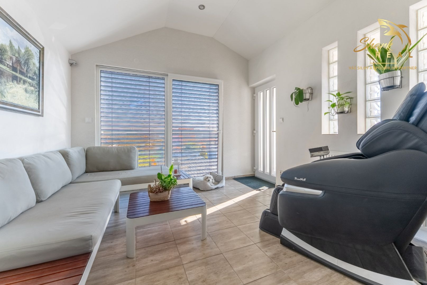 ***VÝNIMOČNÁ NEHNUTEĽNOSŤ LEN 20 km od Trnavy*** úžitková plocha 590 m2***veľký dvor s bazénom a wellnesom***