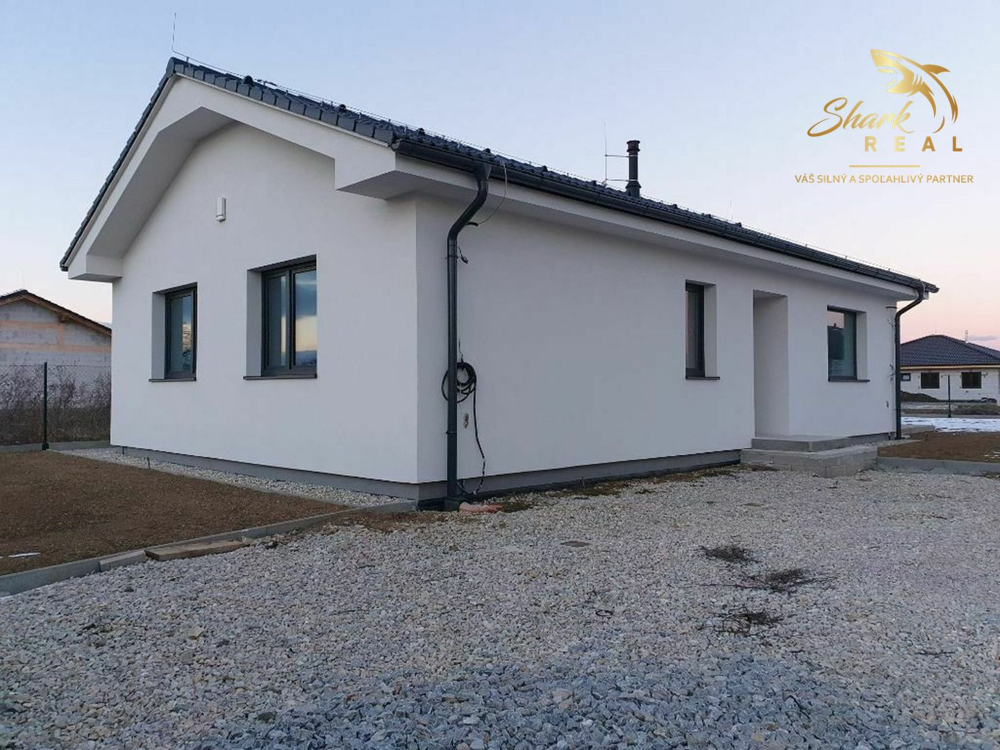 Zaujímavá skolaudovaná novostavba v tichej lokalite blízko mesta