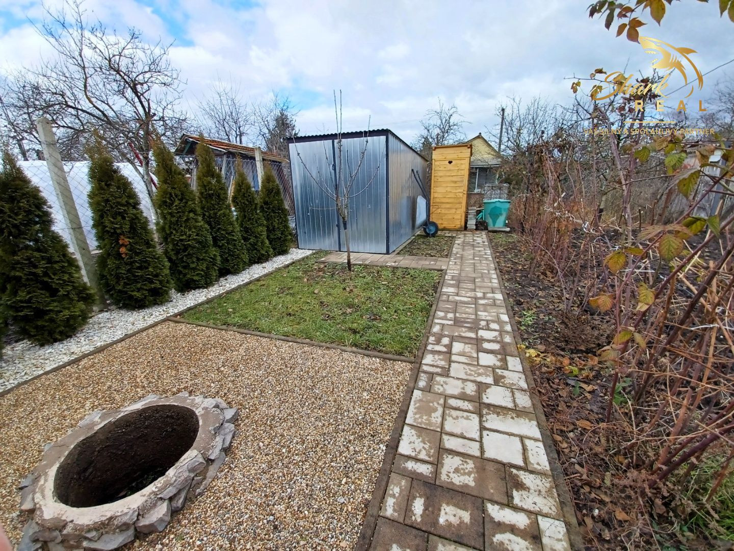 Záhrada s chatkou na okraji mesta / Levice.