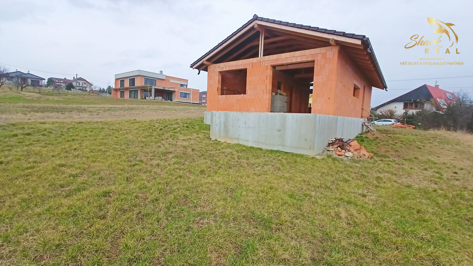 NOVÁ CENA! Rozostavaný bungalov v krásnom prostredí