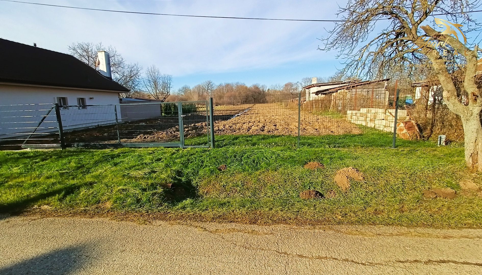 Rovinatý investičný pozemok neďaleko diaľnice