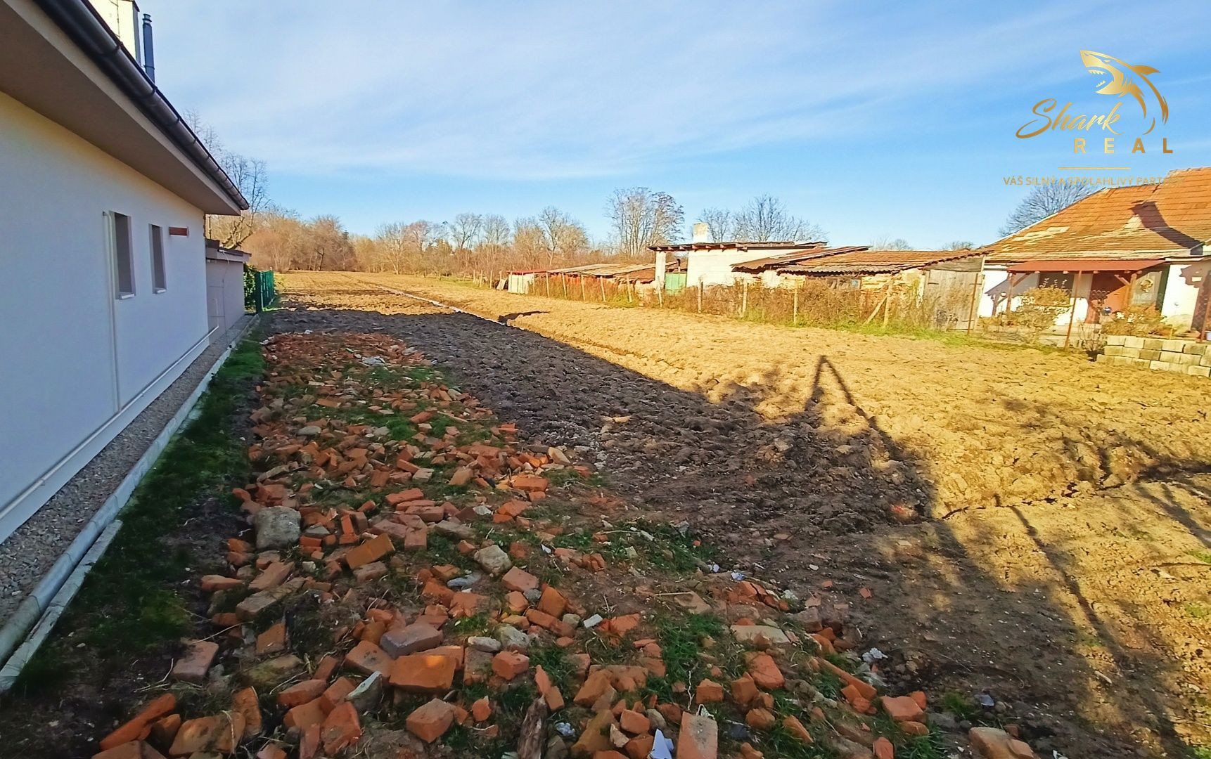 Rovinatý investičný pozemok neďaleko diaľnice