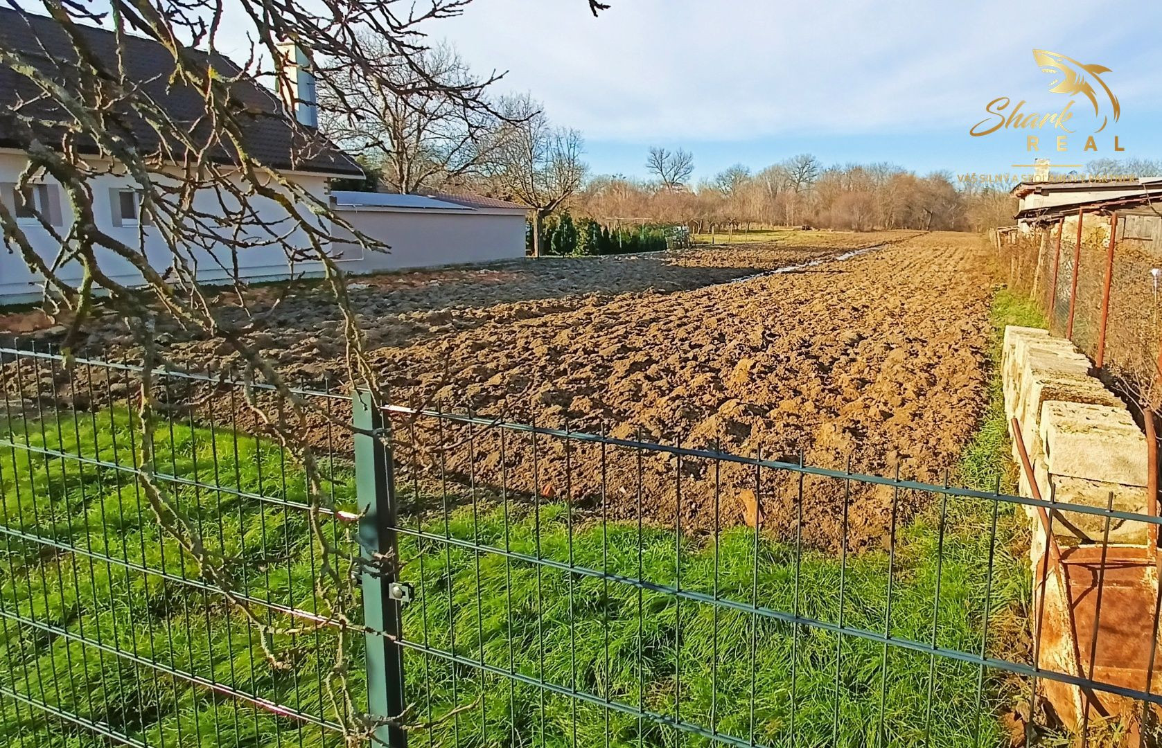 Rovinatý investičný pozemok neďaleko diaľnice