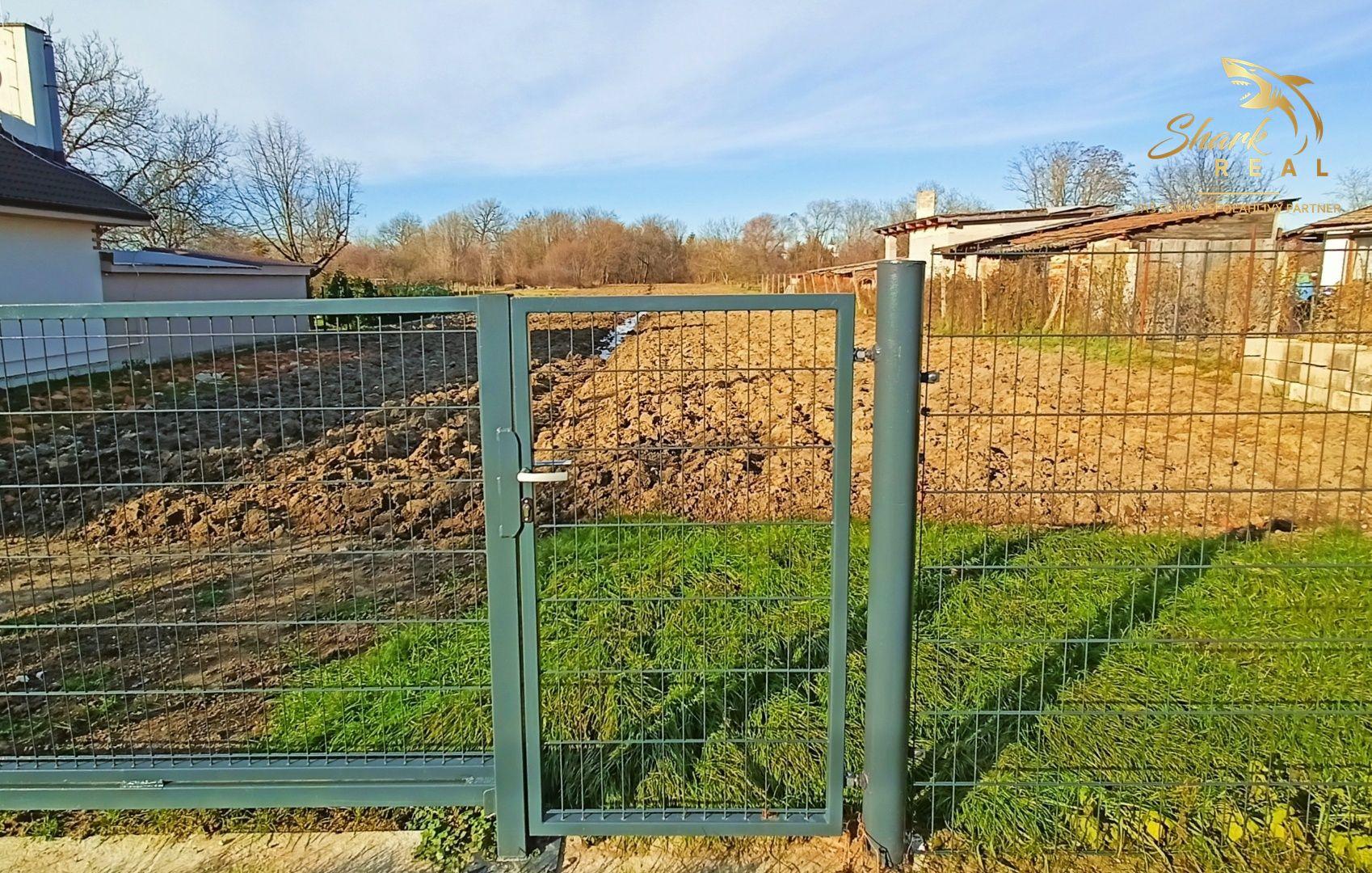 Rovinatý investičný pozemok neďaleko diaľnice