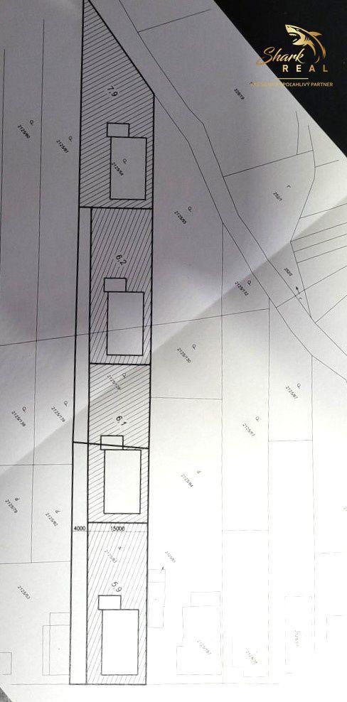 Rovinatý investičný pozemok neďaleko diaľnice