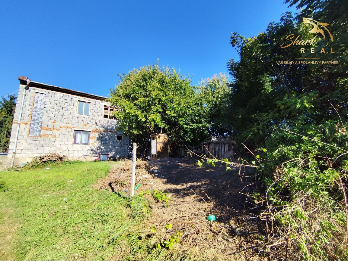 Stavebný pozemok so starším domom na predaj 