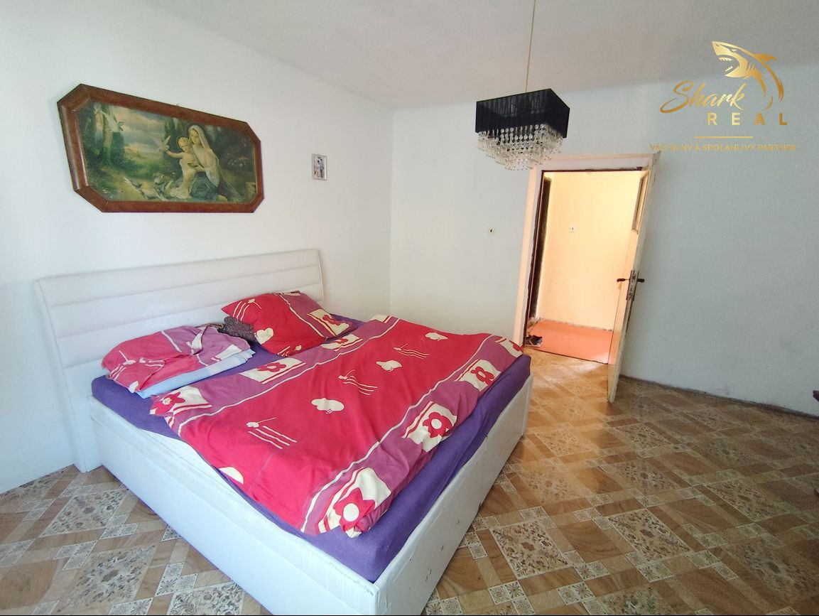 Stavebný pozemok so starším domom na predaj 