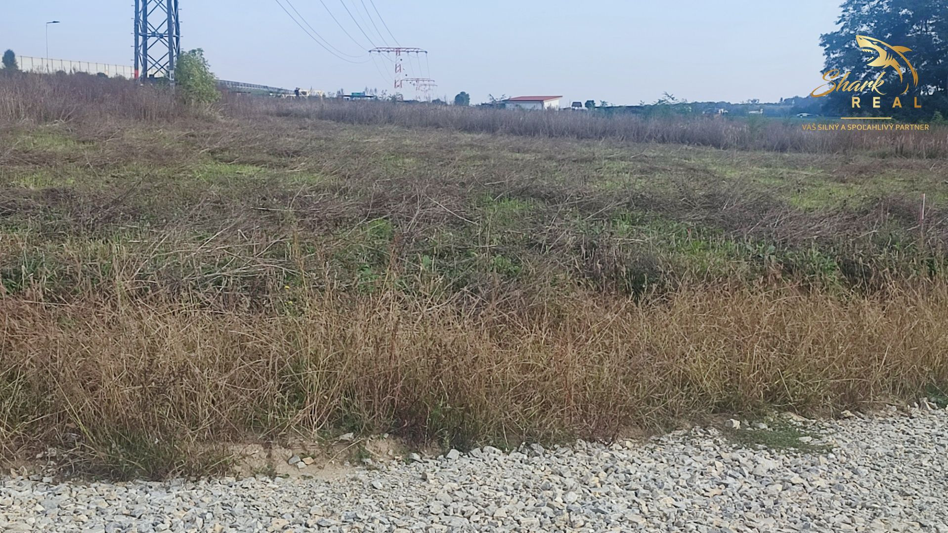 Shark real  ponúka  na predaj pozemok v Nitre,  Lukov dvor.  Plocha: pozemku 1645m2. 