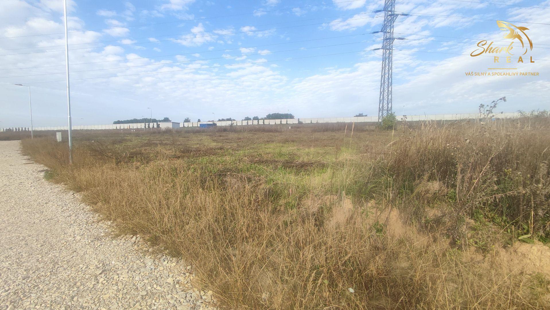 Shark real  ponúka  na predaj pozemok v Nitre,  Lukov dvor.  Plocha: pozemku 1645m2. 