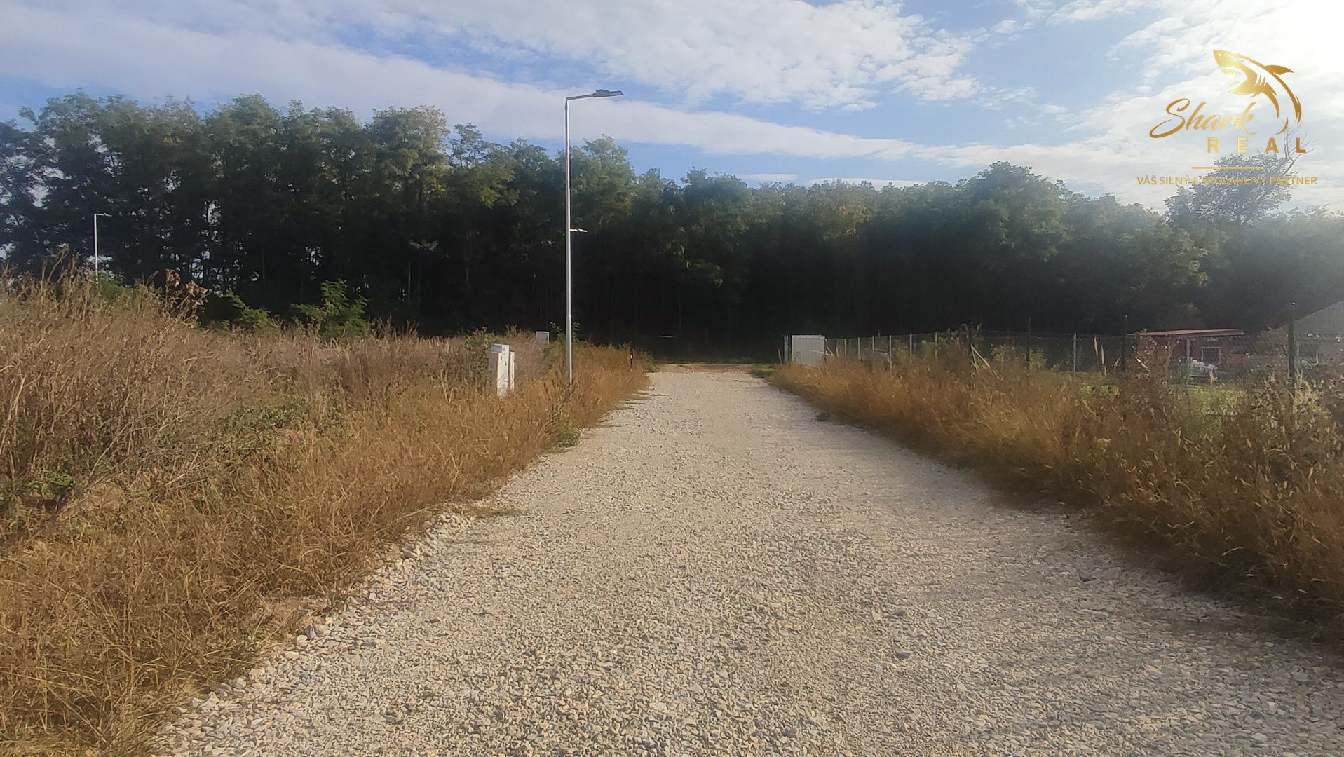 Shark real  ponúka  na predaj pozemok v Nitre,  Lukov dvor.  Plocha: pozemku 1645m2. 