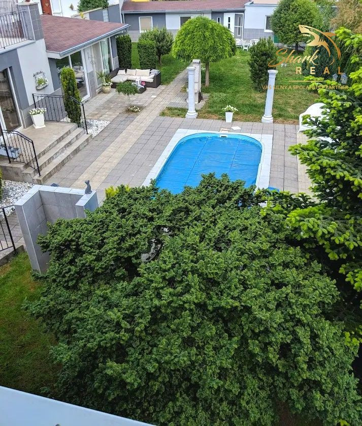 Jedinečná apartmánová nehnutelnosť s bazénom a záhradou
