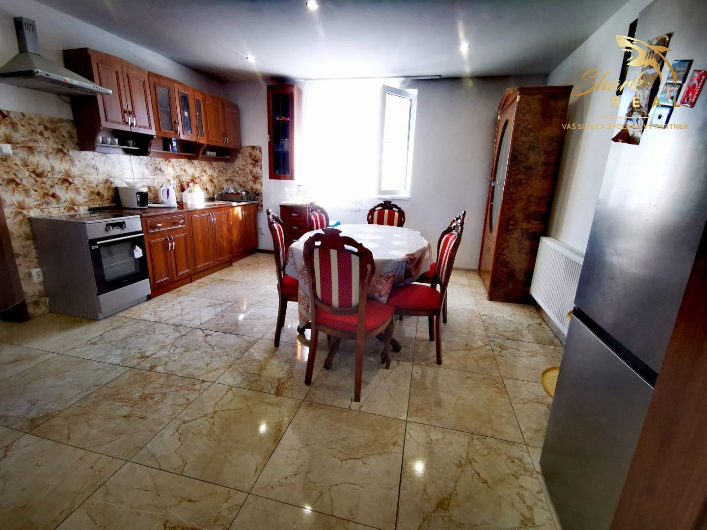 Znížená cena. Zrekonštruovaný rodinný dom vo Veľkých Kostoľanoch