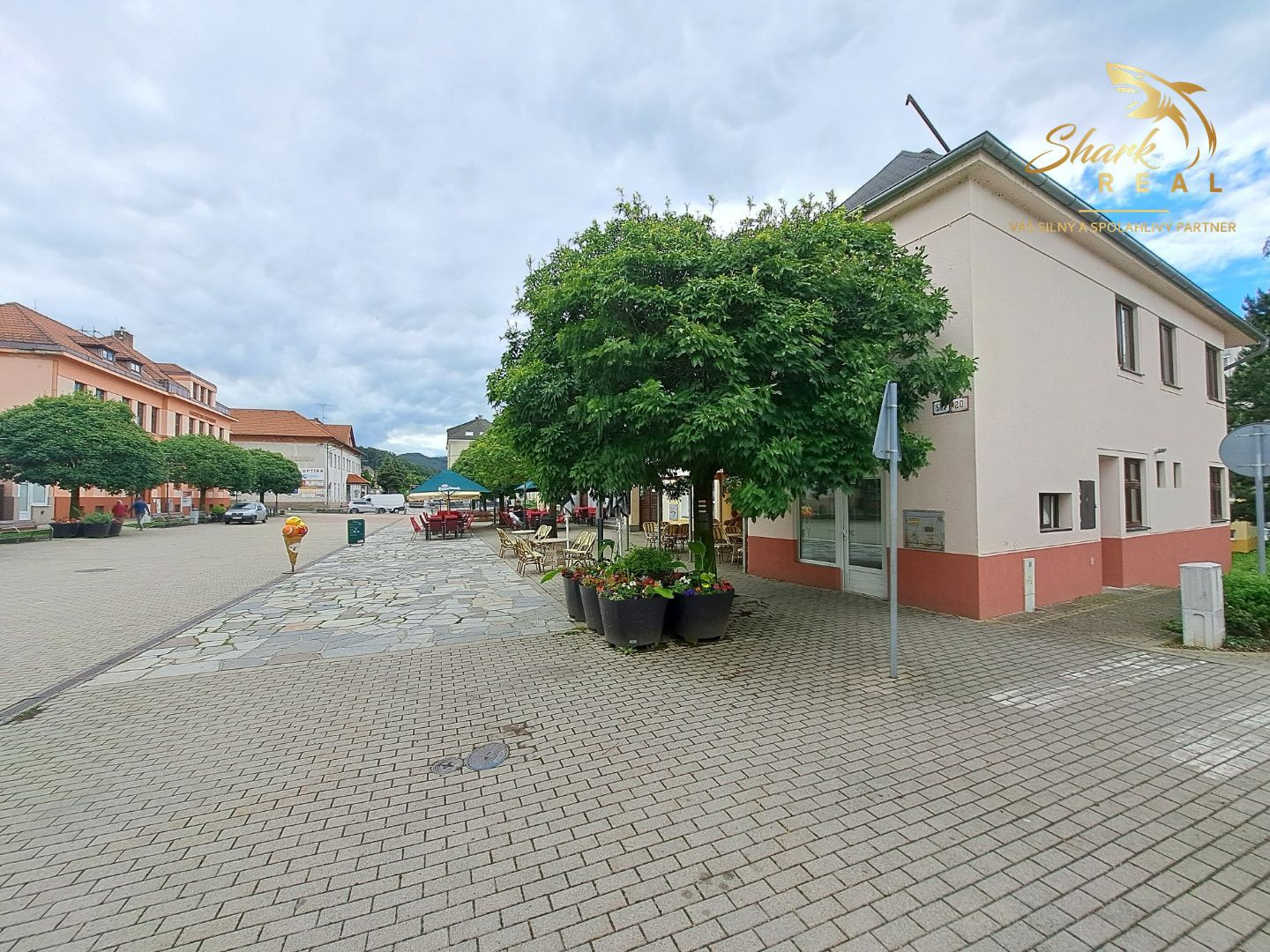 Dom na námestí. Bývanie a podnikanie v jednom.