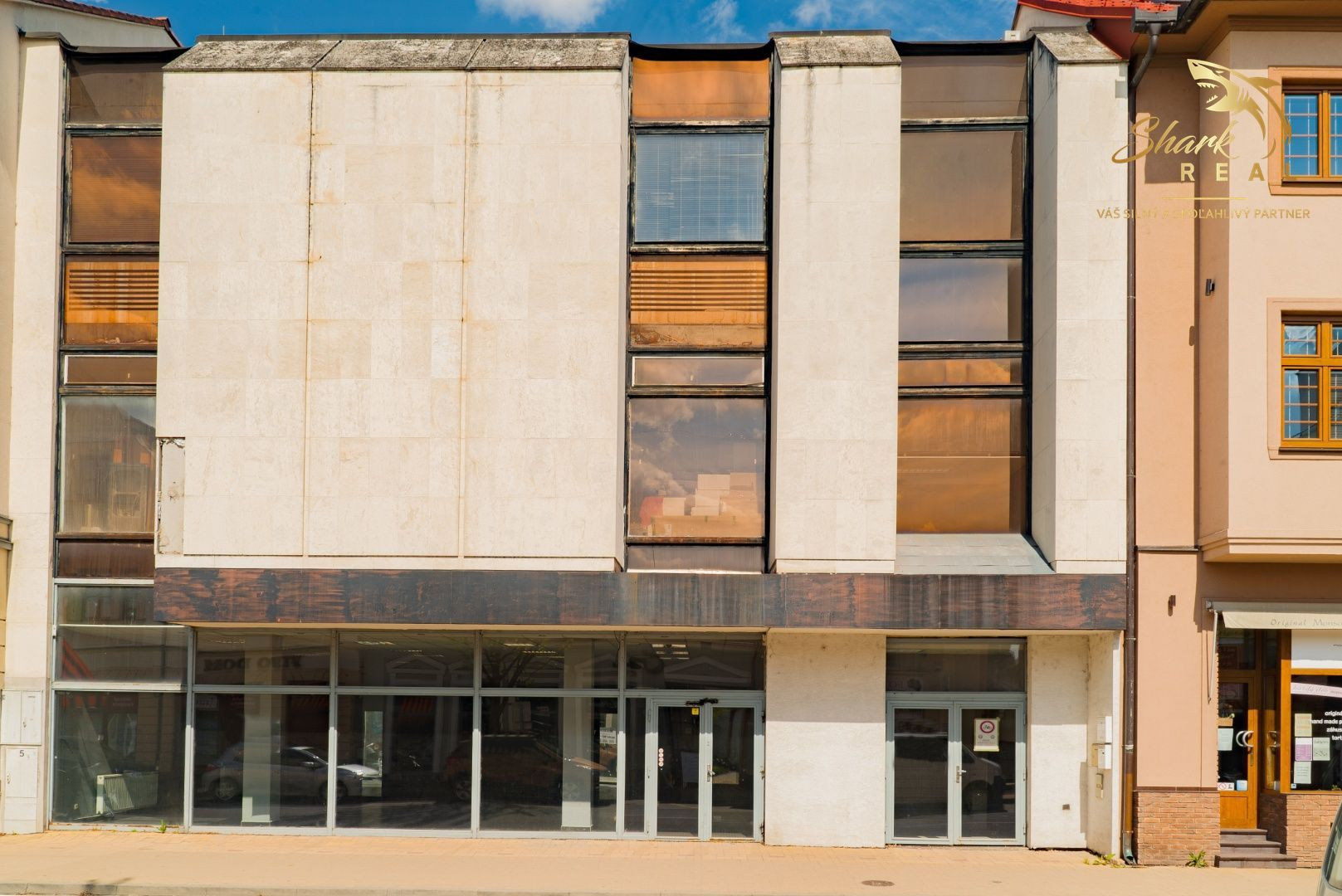 Budova v centre, alebo bytový dom? Je to na Vás