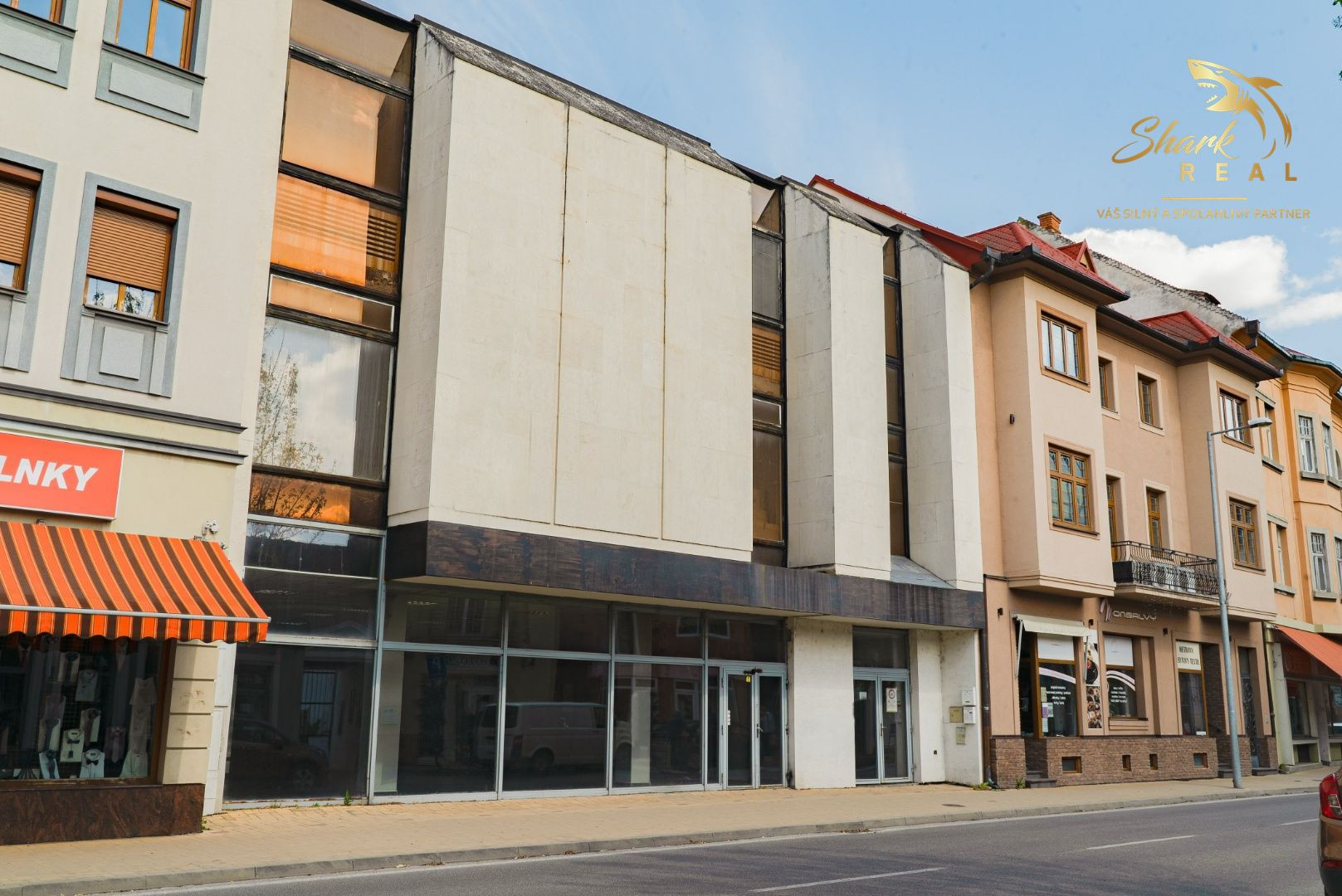 Budova v centre, alebo bytový dom? Je to na Vás