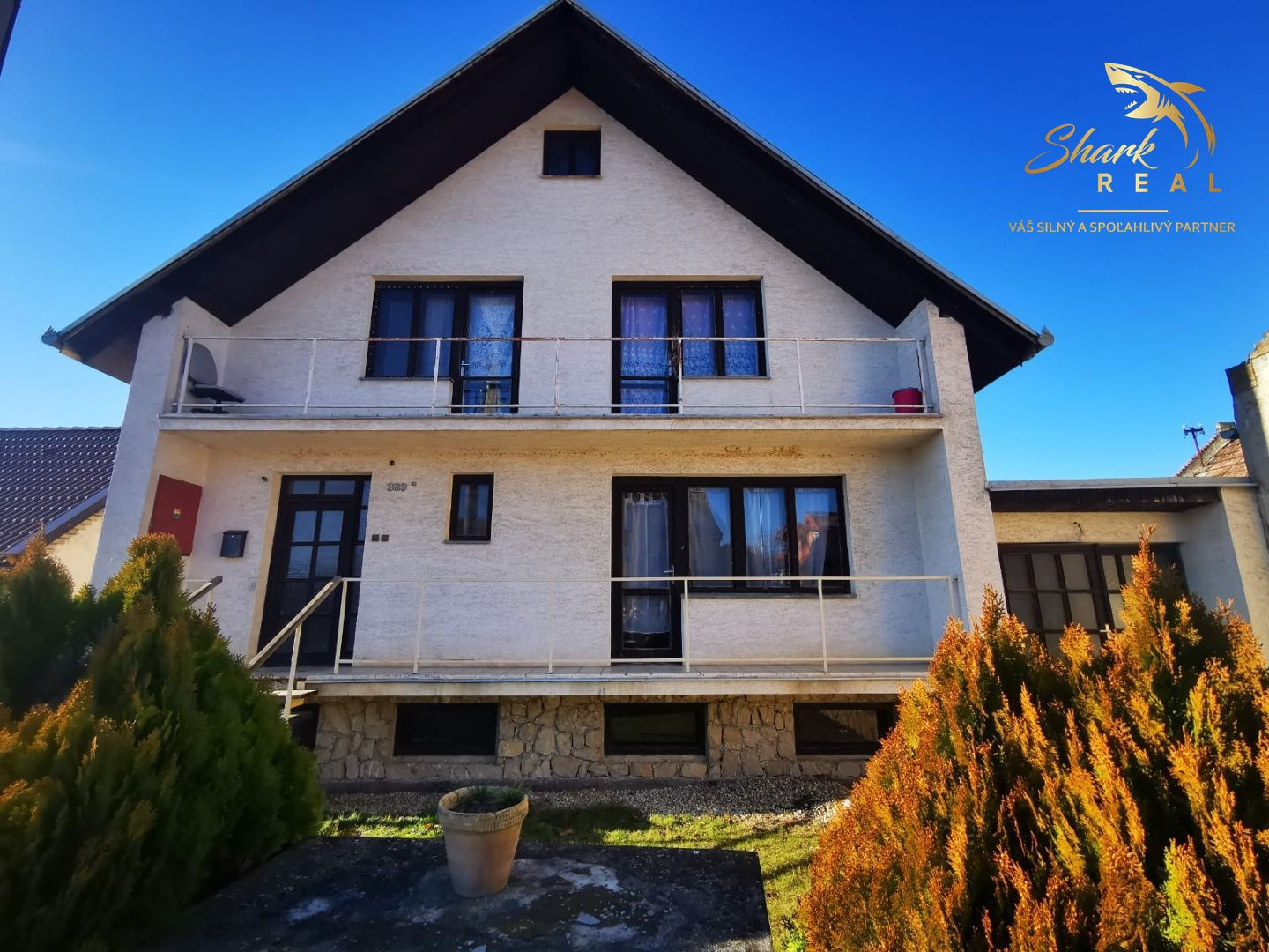 Priestranný 3-podlažný rodinný dom, pozemok 3544 m2