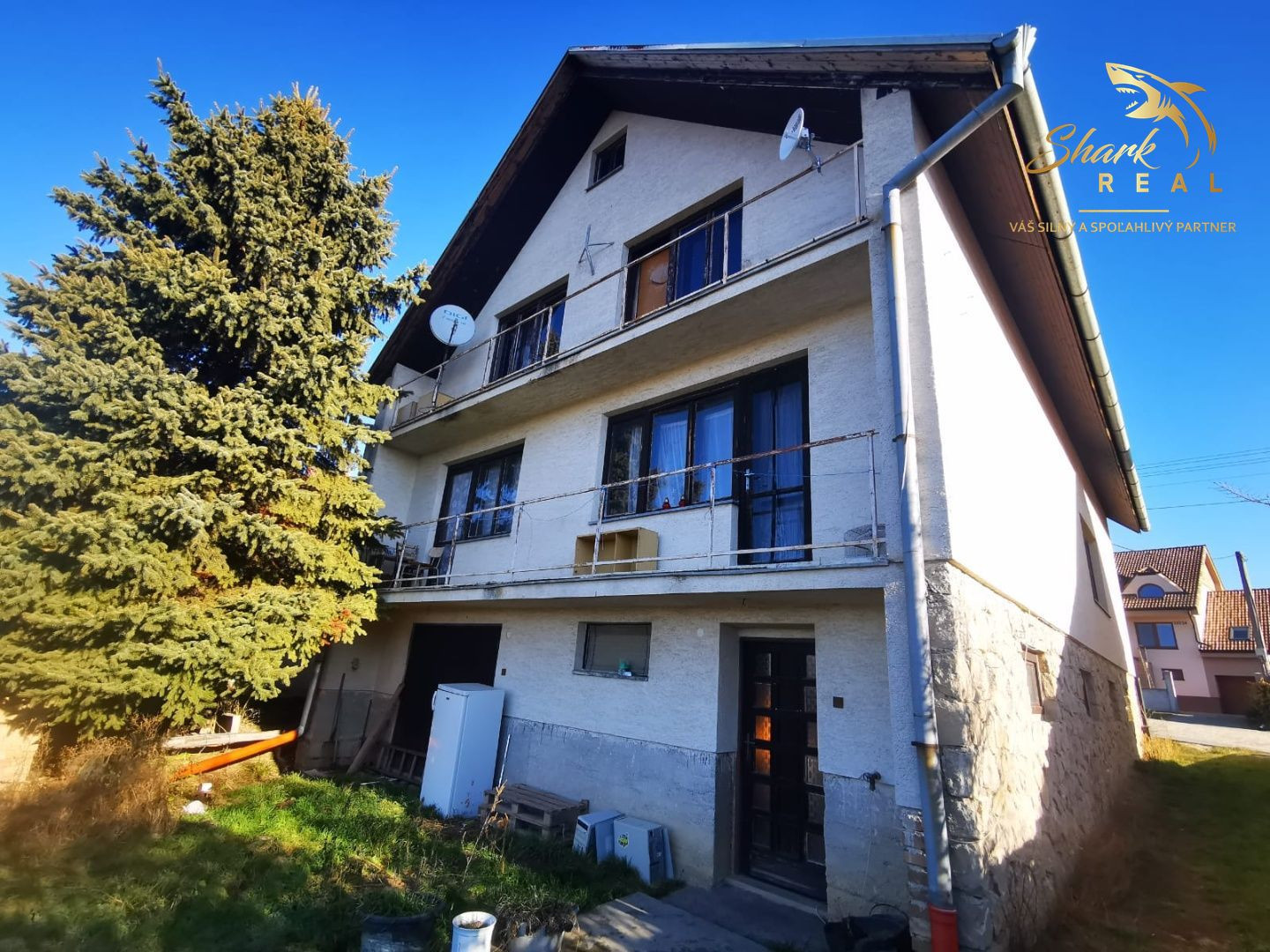 Priestranný 3-podlažný rodinný dom, pozemok 3544 m2