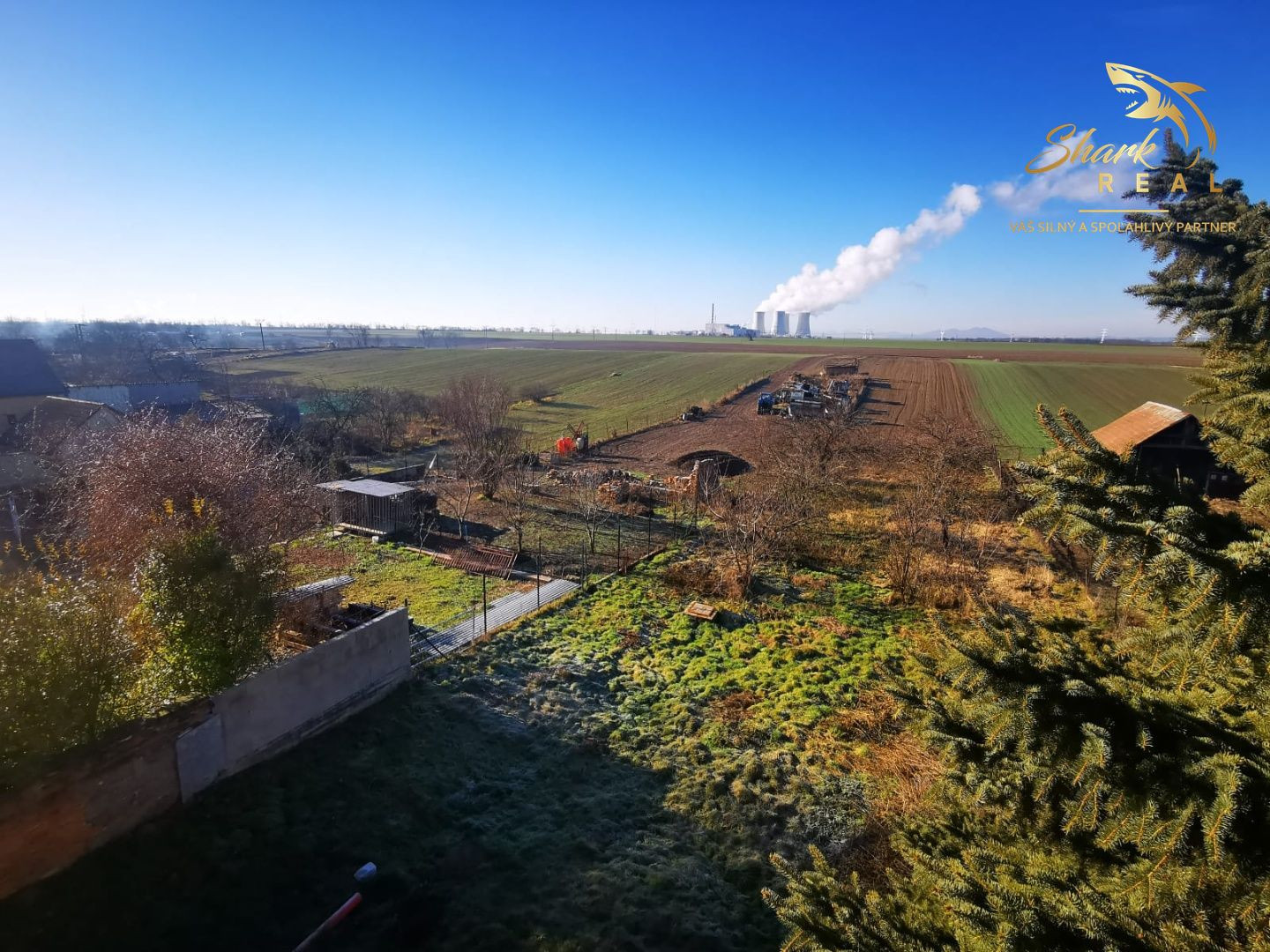 Priestranný 3-podlažný rodinný dom, pozemok 3544 m2