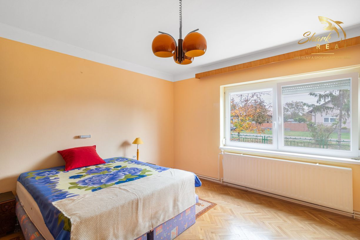 Priestranný 5-izbový dom s veľkým pozemkom v obci Iža