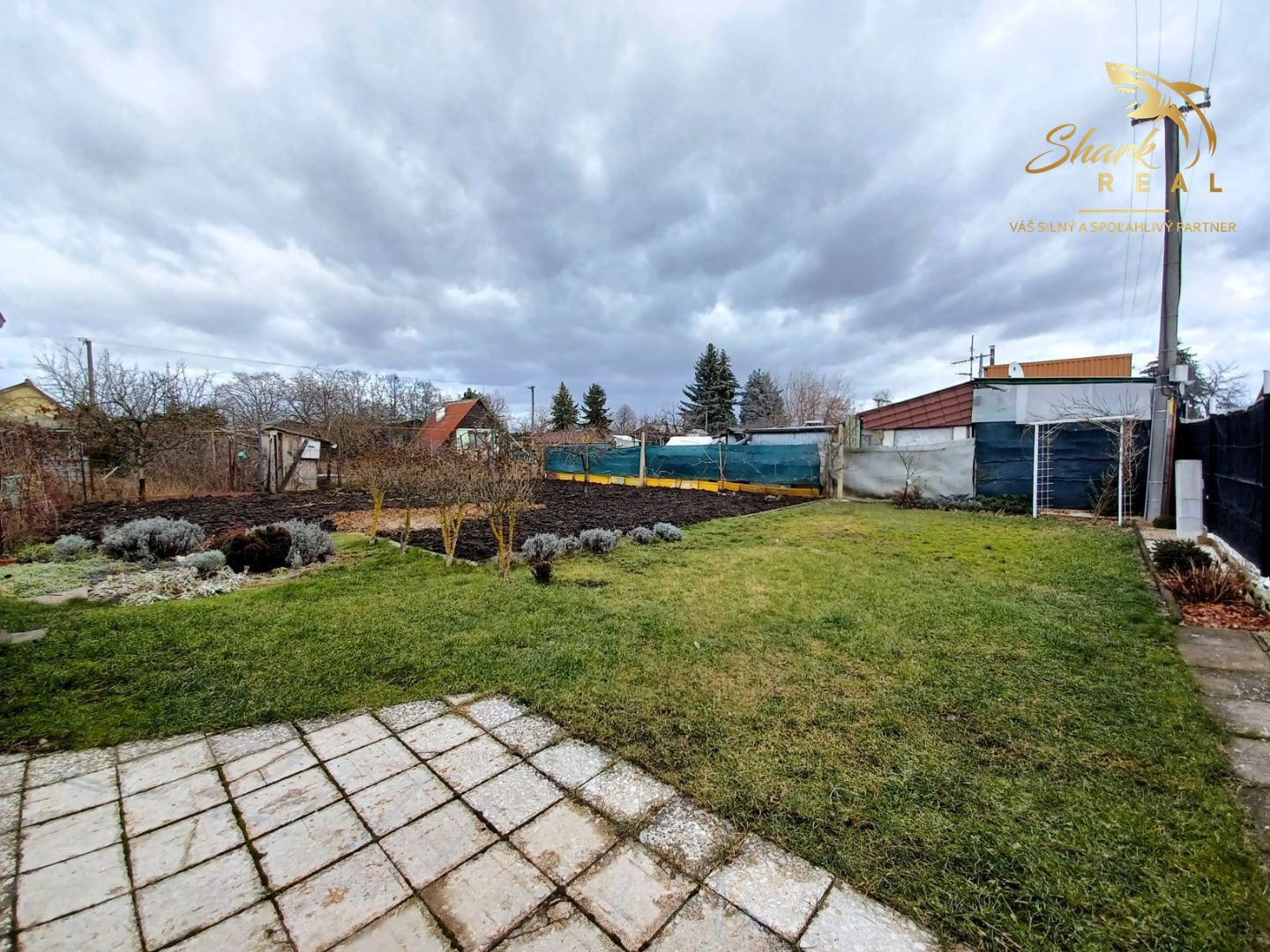 Pekná záhrada s chatkou, terasou a krbom na okraji mesta.