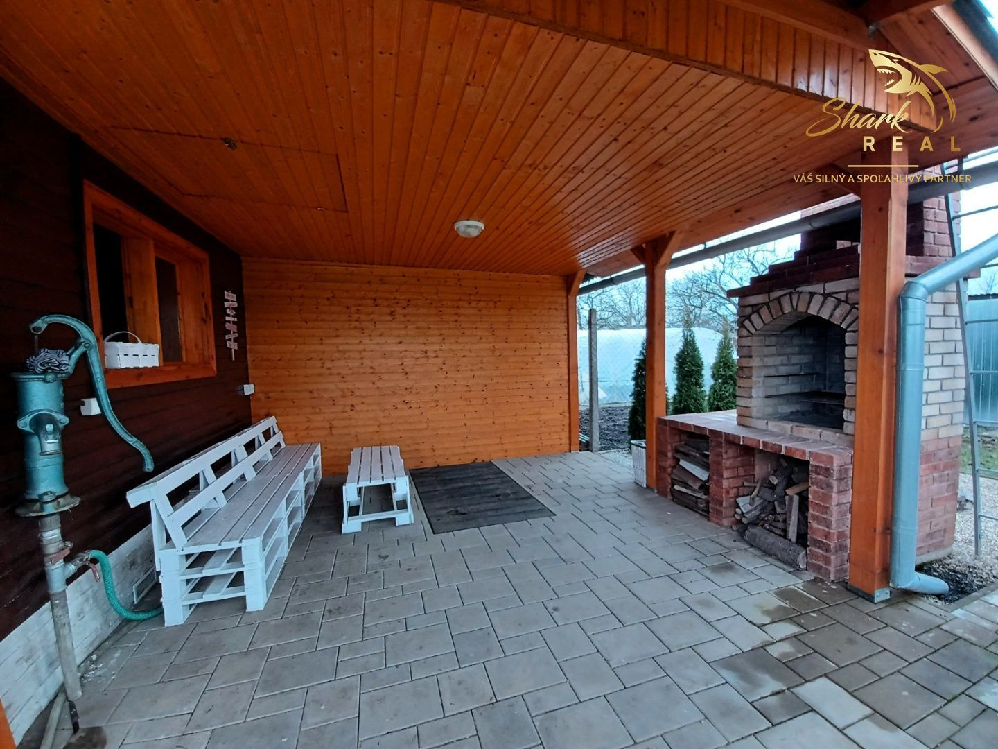 Pekná záhrada s chatkou, terasou a krbom na okraji mesta.