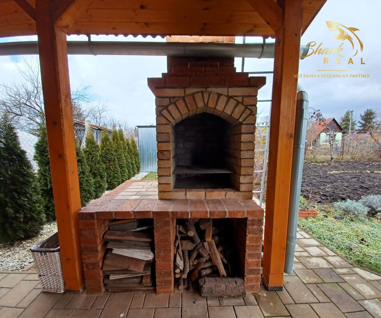 Pekná záhrada s chatkou, terasou a krbom na okraji mesta.