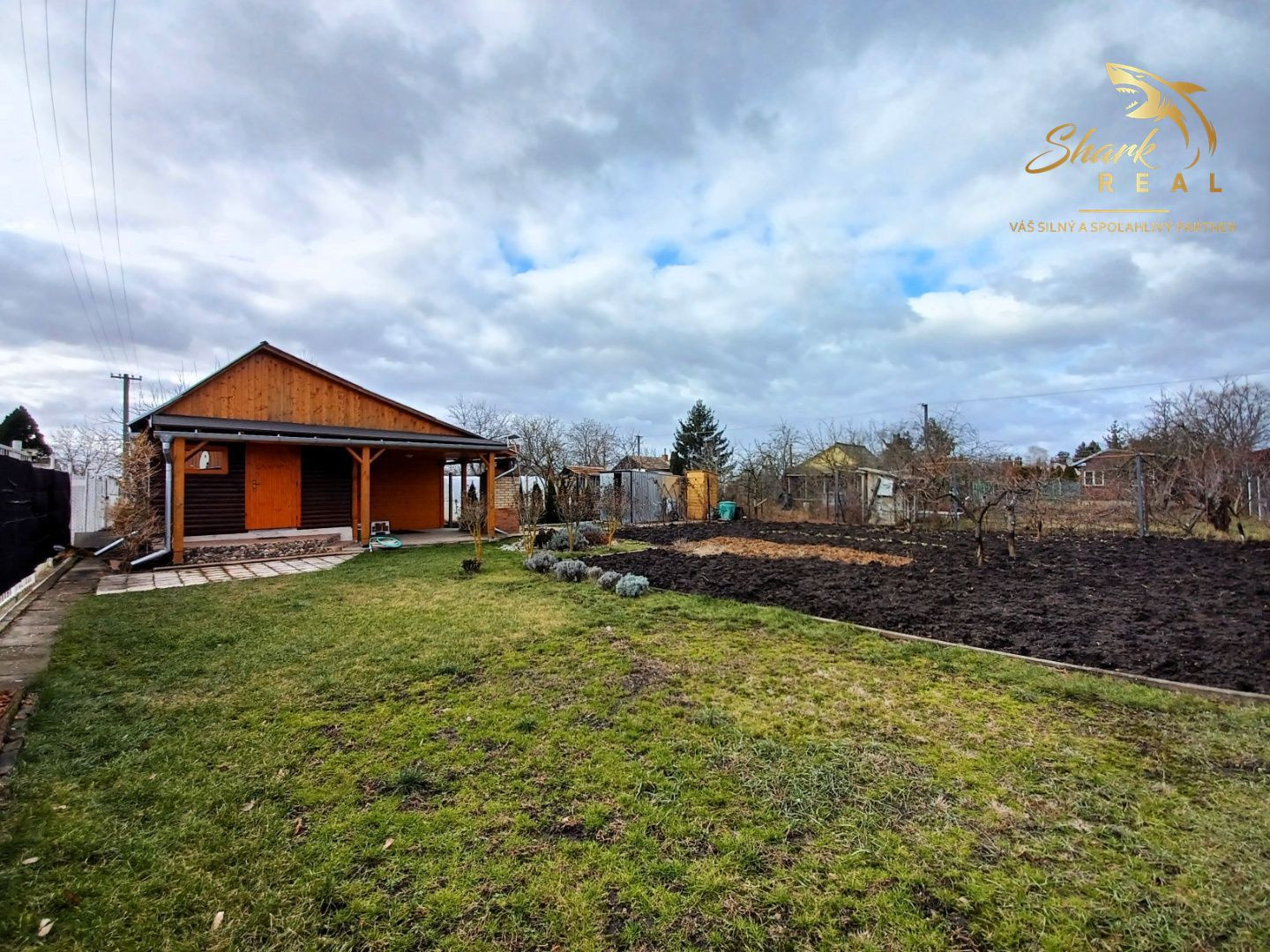 Pekná záhrada s chatkou, terasou a krbom na okraji mesta.