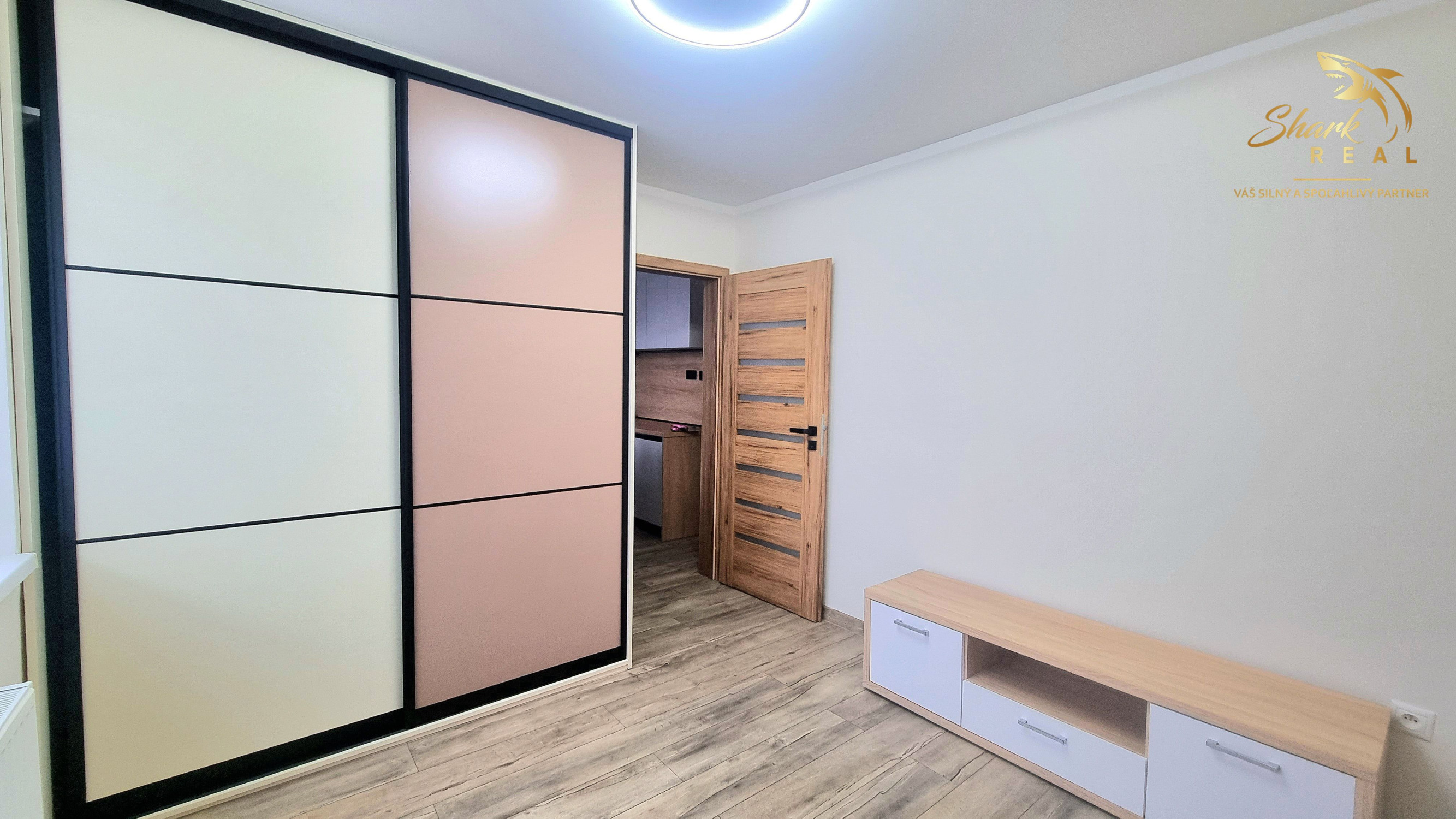 REZERVOVANÉ!!!  PRENÁJOM 3-IZBOVÝ BYT PO KOMPLETNEJ REKONŠTRUKCII V  CENTRE MESTA TREBIŠOV- PRVÝ NÁJOMNÍK