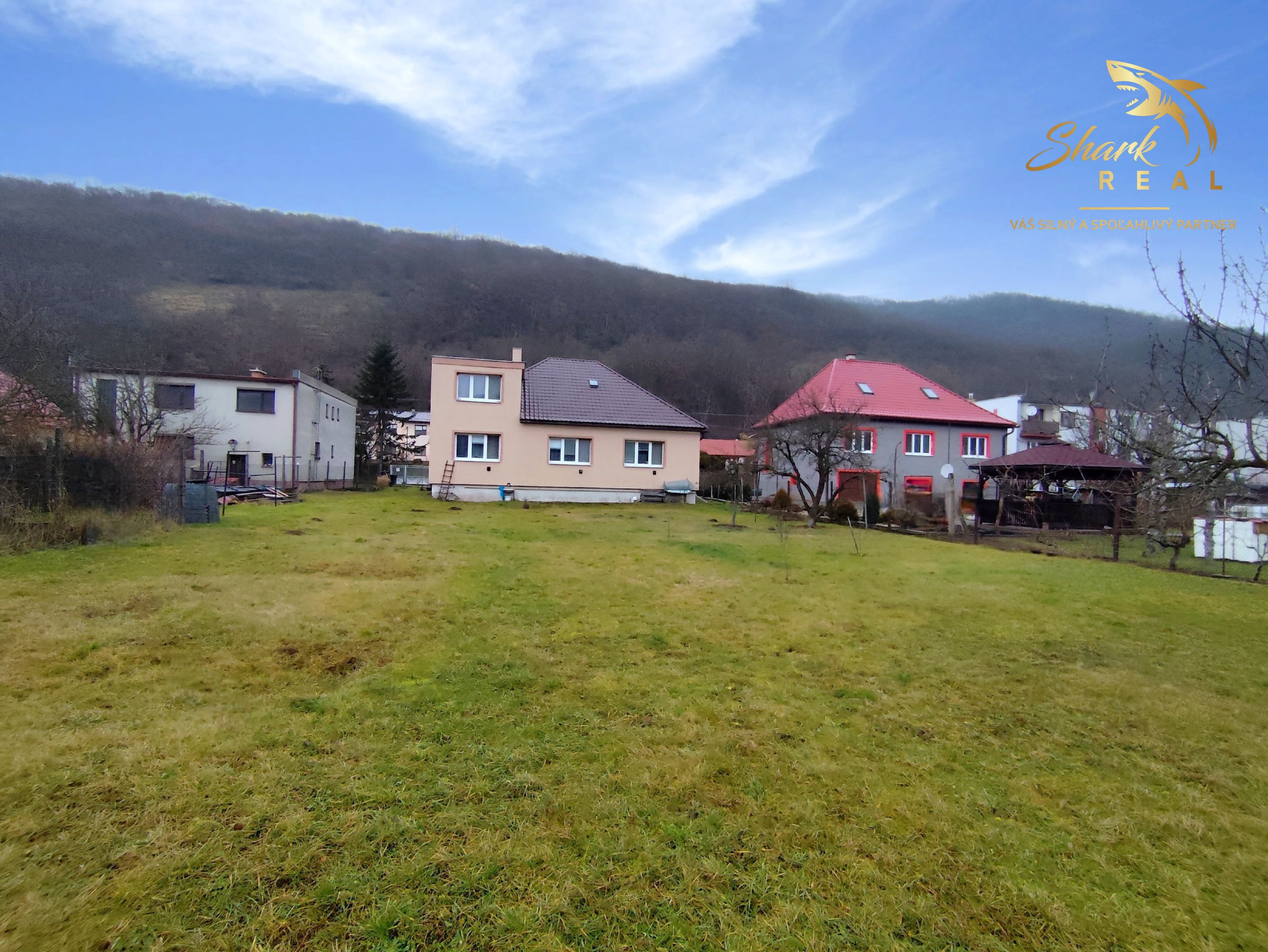 Rodinný dom s veľkorysým investičným pozemkom na predaj