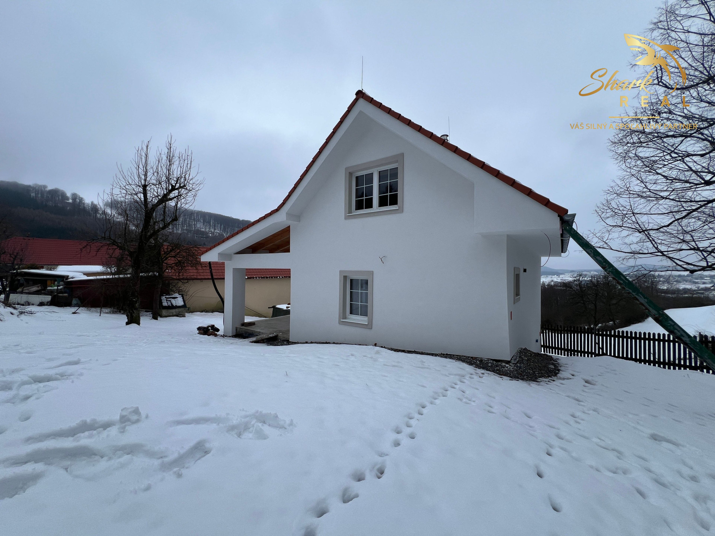 Chalupa s krásnym výhľadom na štiavnické vrchy