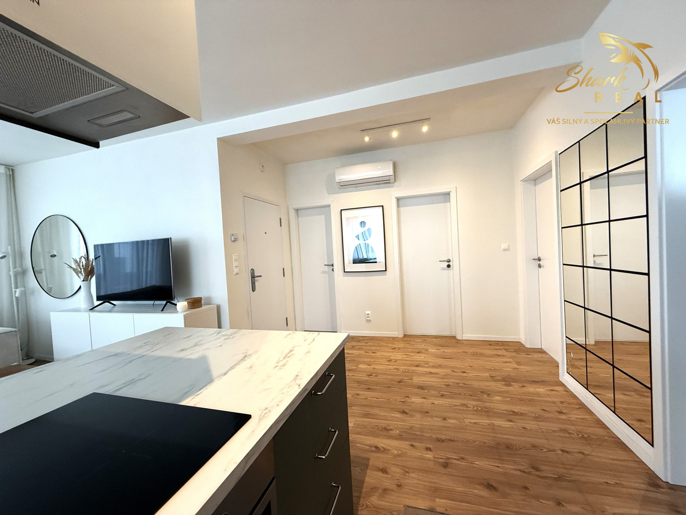 NOVOSTAVBA 3i byt s 2 Parkovacími miestami hneď pred bytom, KOMPLET Zariadený