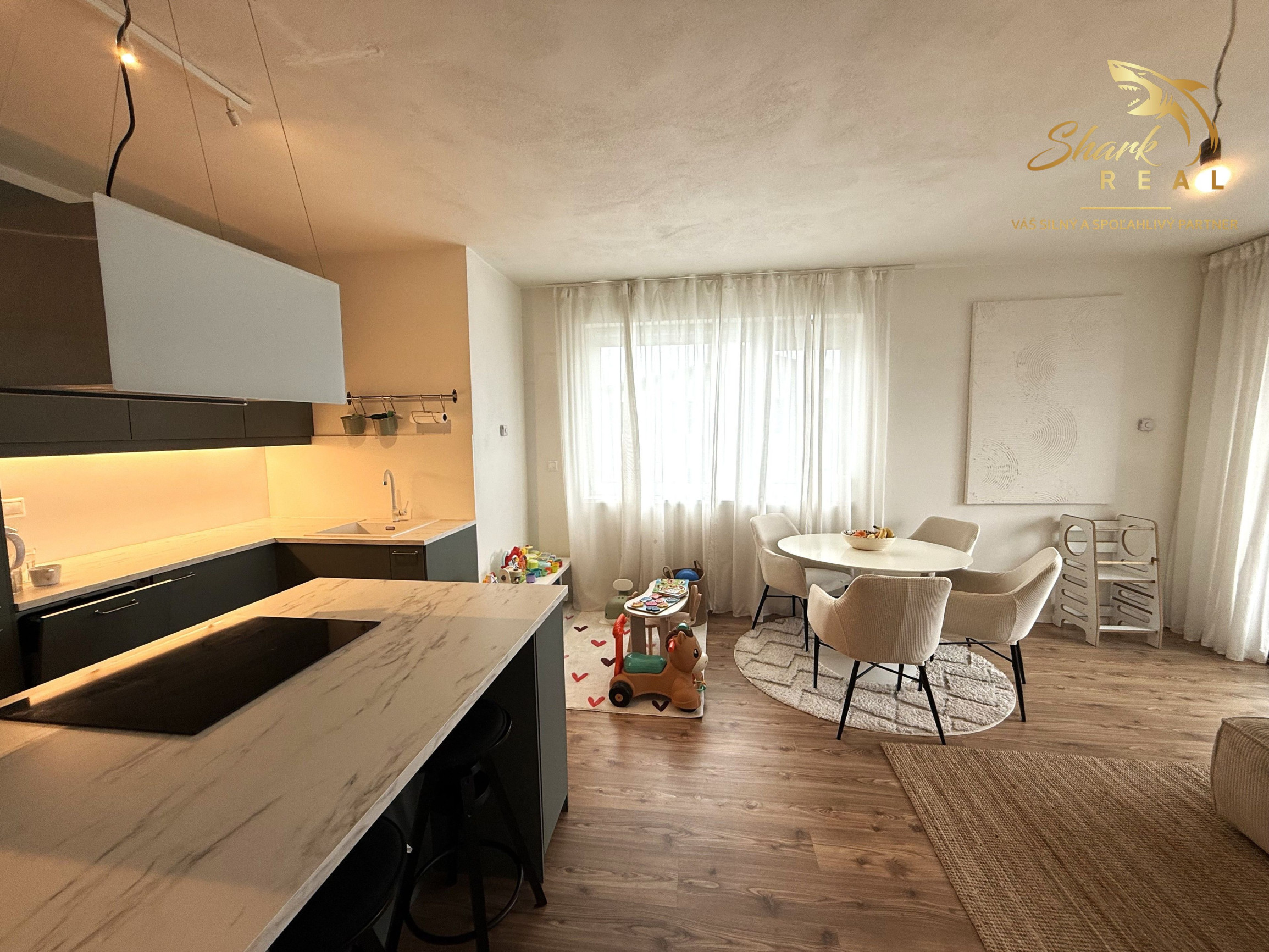 NOVOSTAVBA 3i byt s 2 Parkovacími miestami hneď pred bytom, KOMPLET Zariadený