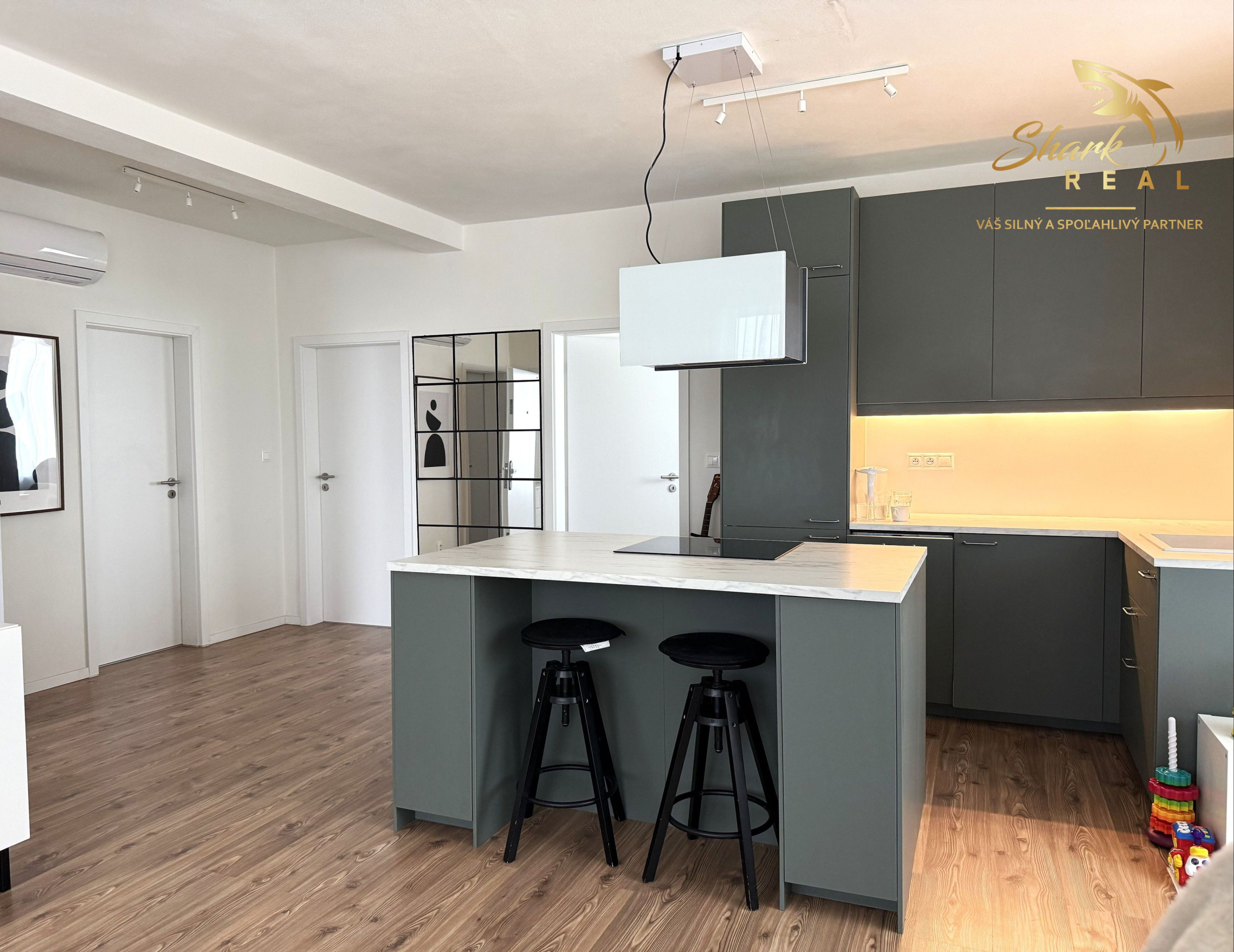 NOVOSTAVBA 3i byt s 2 Parkovacími miestami hneď pred bytom, KOMPLET Zariadený