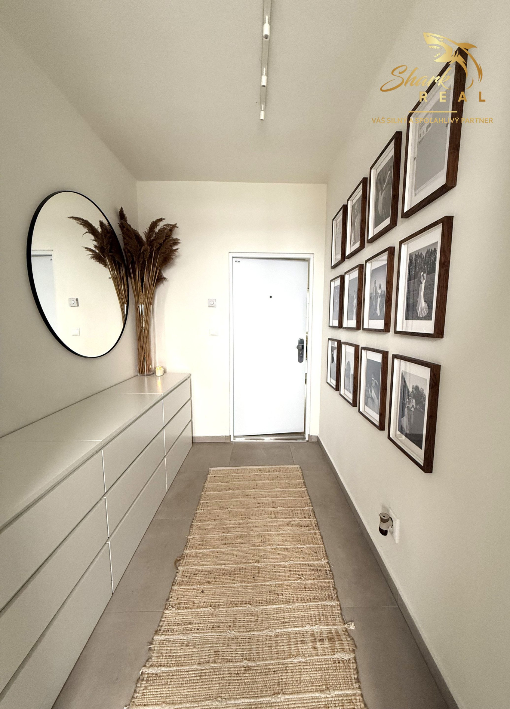 NOVOSTAVBA 3i byt s 2 Parkovacími miestami hneď pred bytom, KOMPLET Zariadený