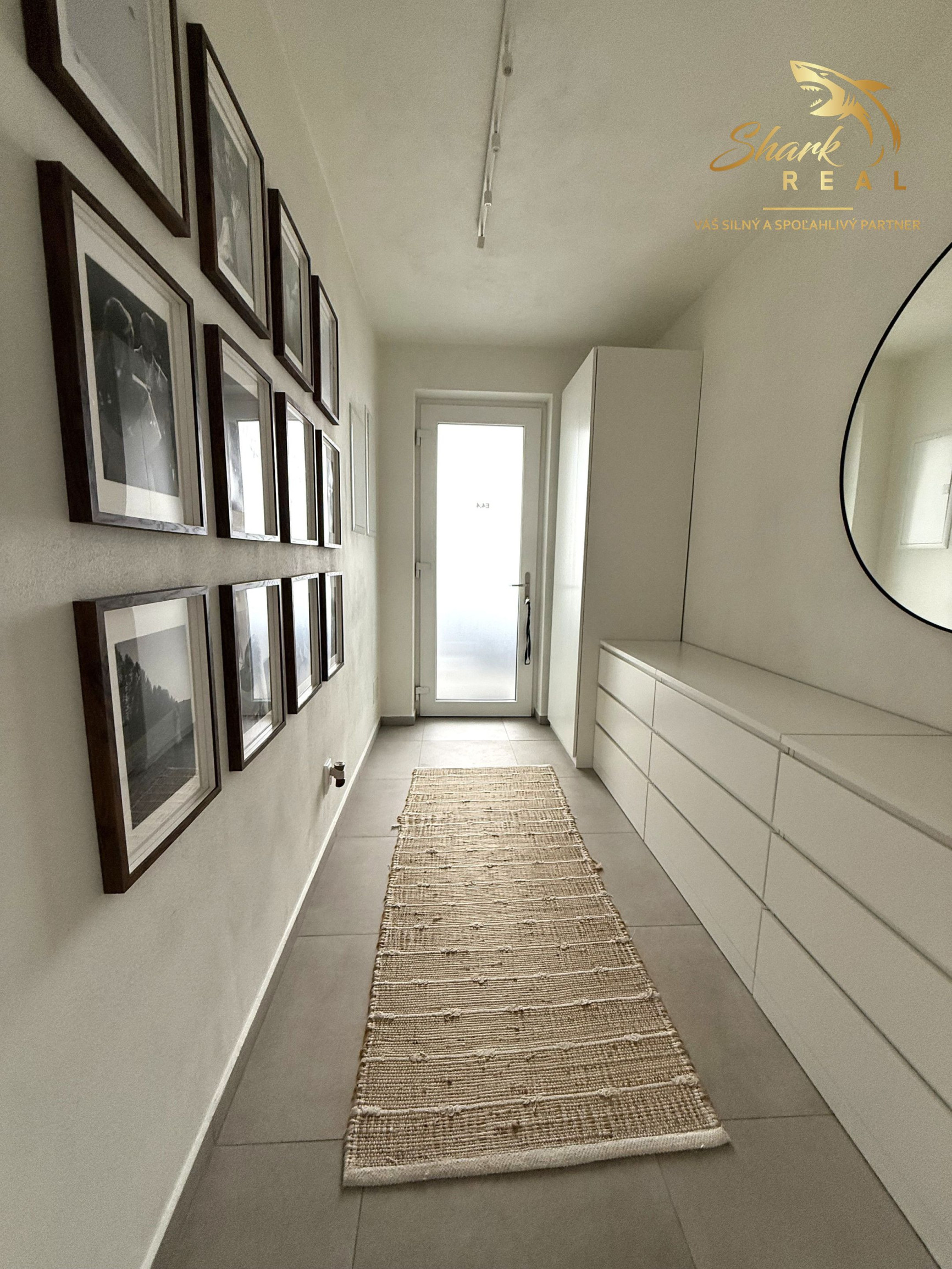 NOVOSTAVBA 3i byt s 2 Parkovacími miestami hneď pred bytom, KOMPLET Zariadený