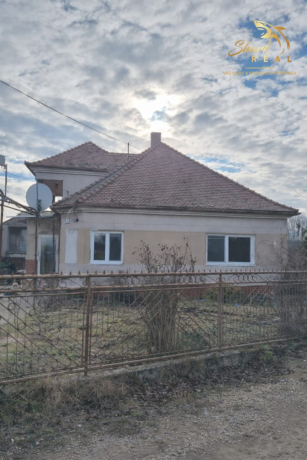 PRIESTRANNÝ RODINNÝ DOM S VEĽKÝM POZEMKOM A DRUHOU STAVBOU – CABAJ-ČÁPOR (PEREŠ)