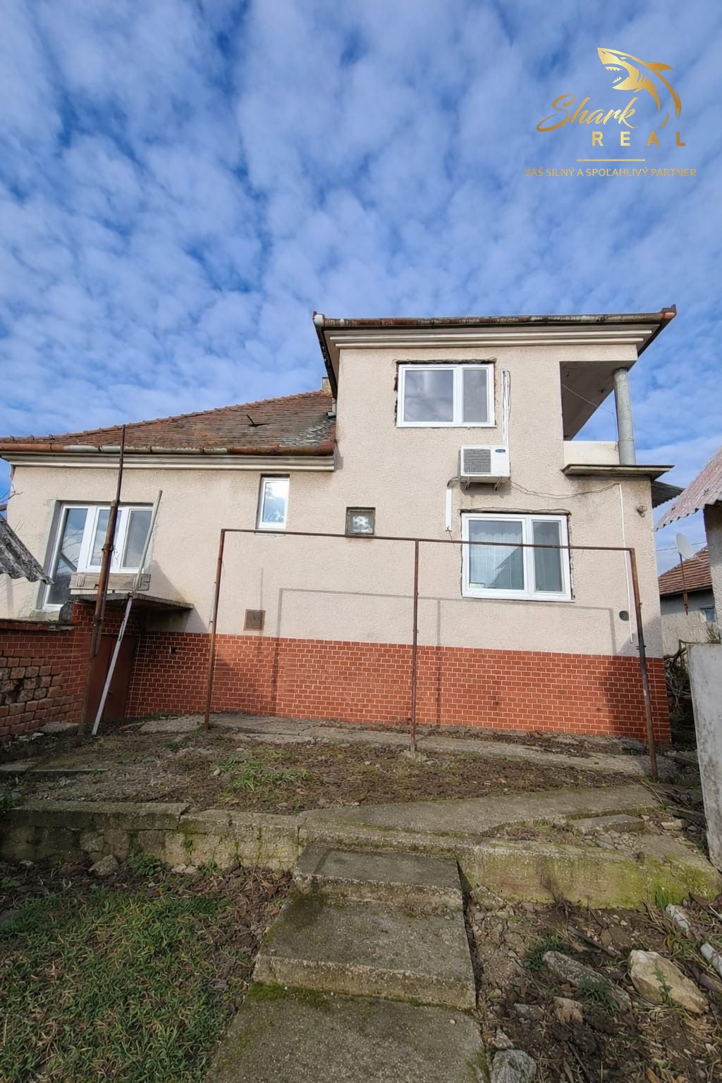 PRIESTRANNÝ RODINNÝ DOM S VEĽKÝM POZEMKOM A DRUHOU STAVBOU – CABAJ-ČÁPOR (PEREŠ)