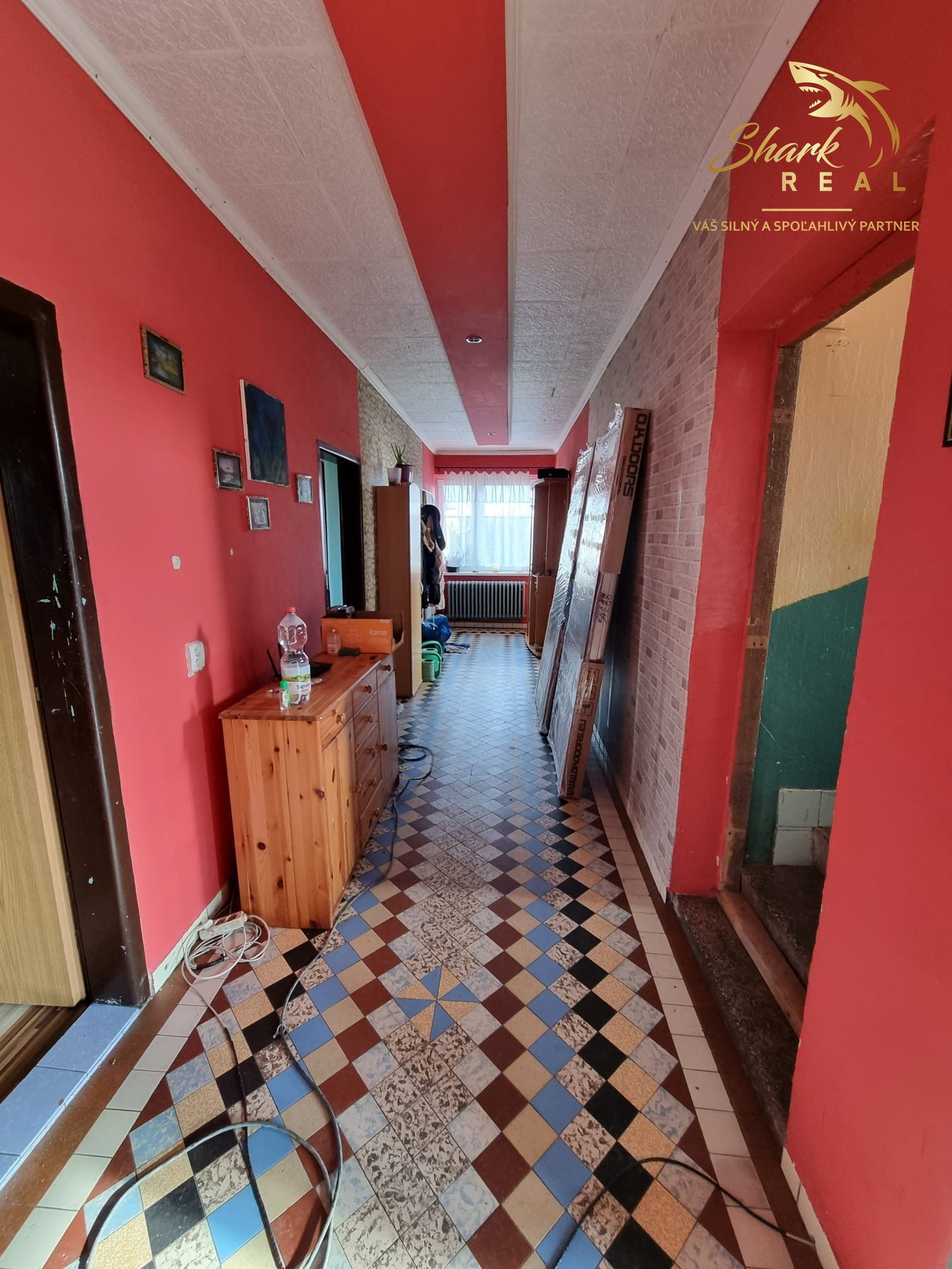 PRIESTRANNÝ RODINNÝ DOM S VEĽKÝM POZEMKOM A DRUHOU STAVBOU – CABAJ-ČÁPOR (PEREŠ)