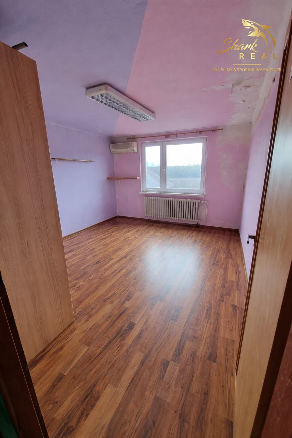 PRIESTRANNÝ RODINNÝ DOM S VEĽKÝM POZEMKOM A DRUHOU STAVBOU – CABAJ-ČÁPOR (PEREŠ)