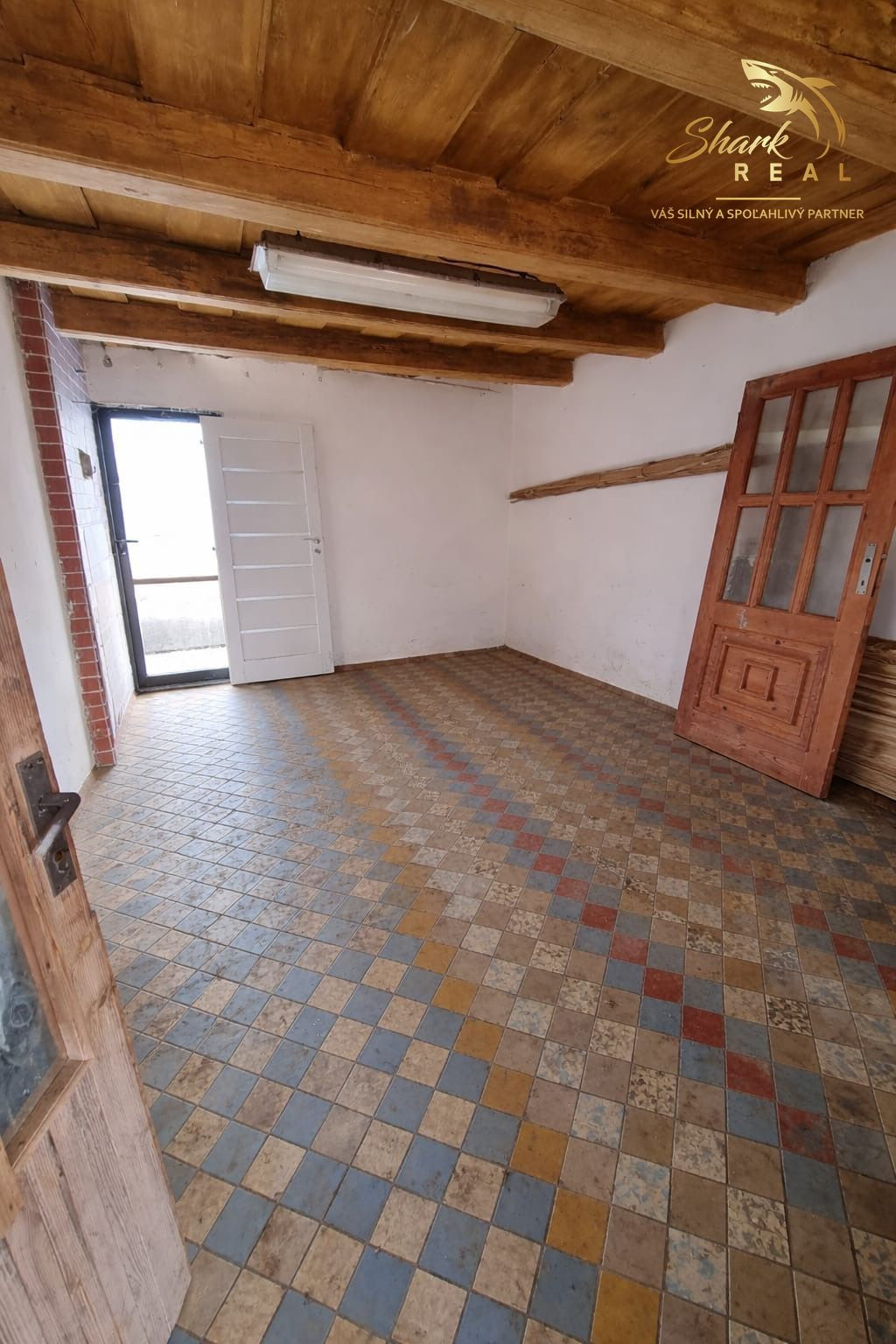 PRIESTRANNÝ RODINNÝ DOM S VEĽKÝM POZEMKOM A DRUHOU STAVBOU – CABAJ-ČÁPOR (PEREŠ)