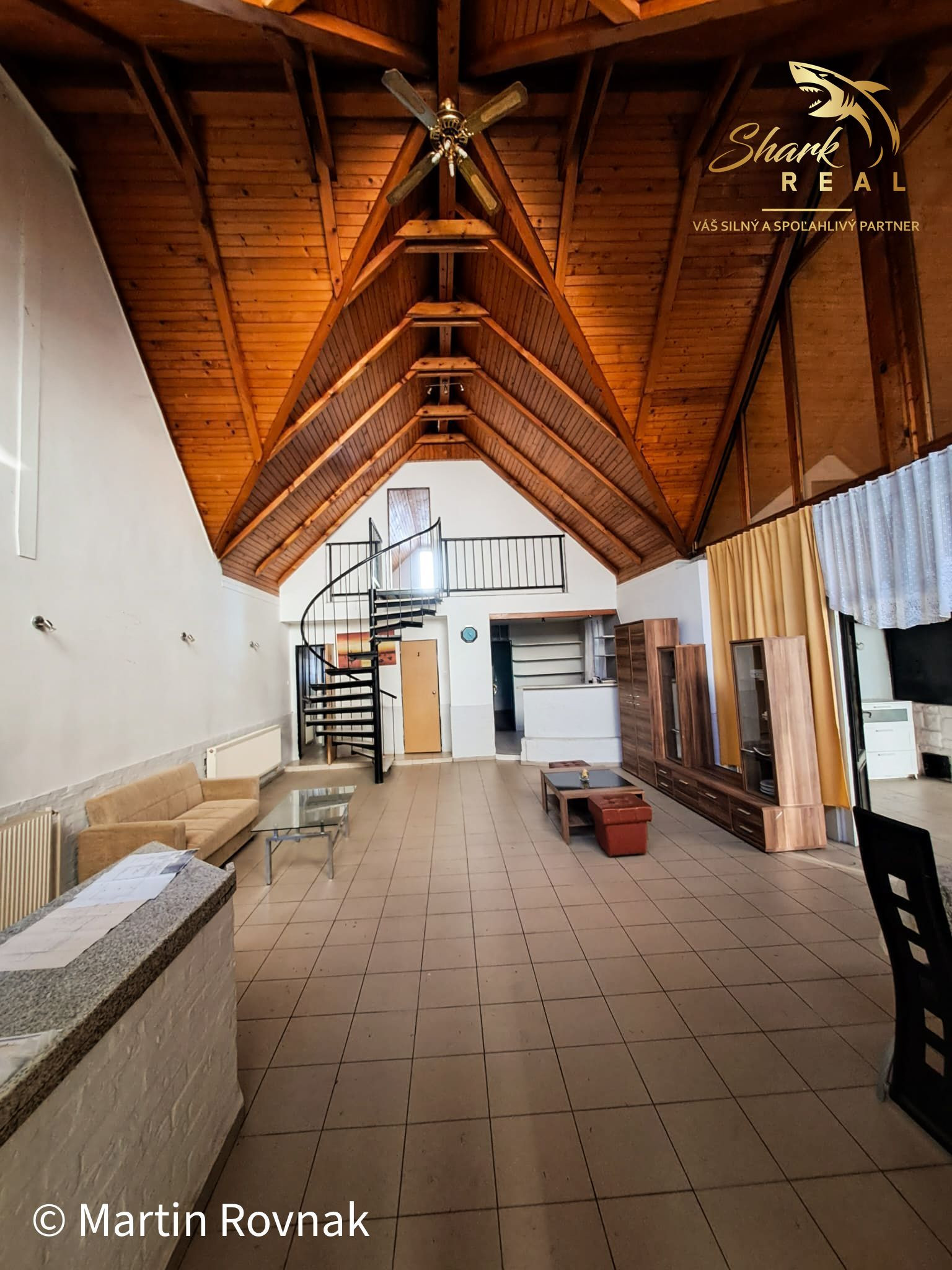 Jedinečný objekt s vysokými stropmi a átriom pre vaše podnikanie