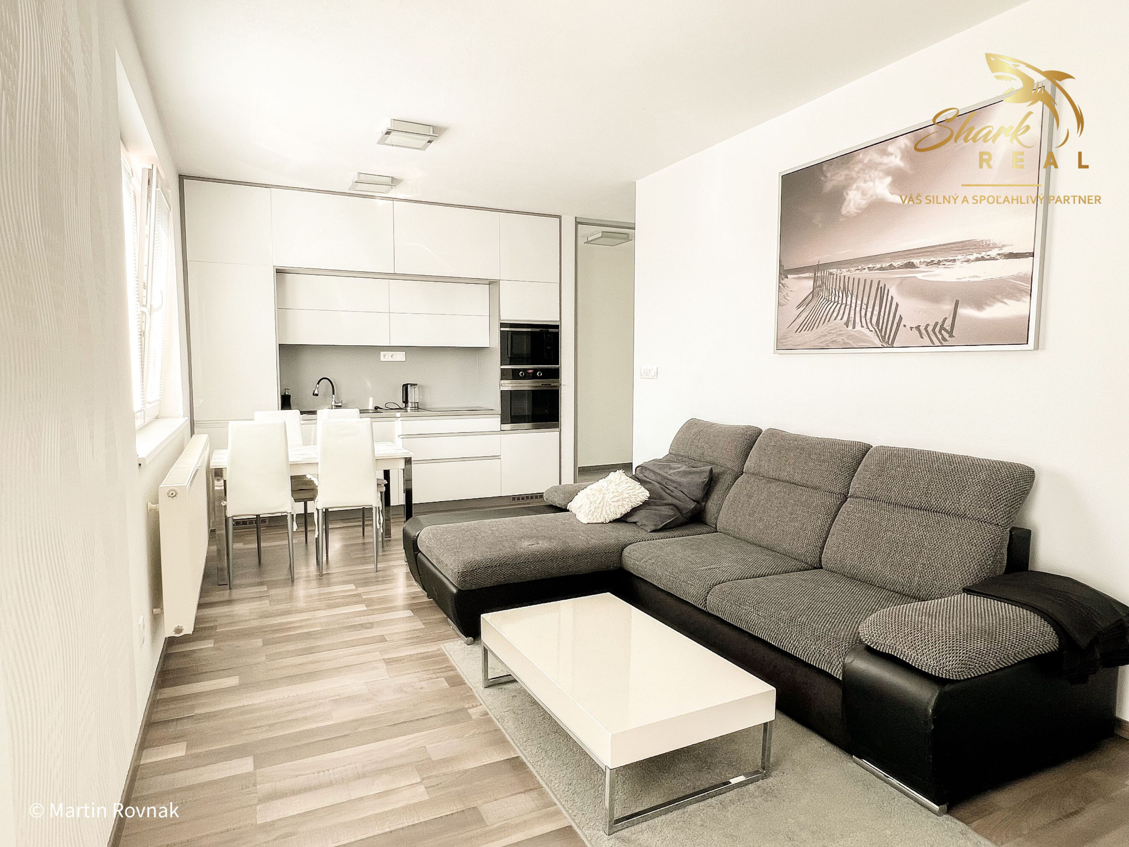 Tichý a presvetlený 2-izbový byt na najvyššom poschodí s balkónom a výťahom