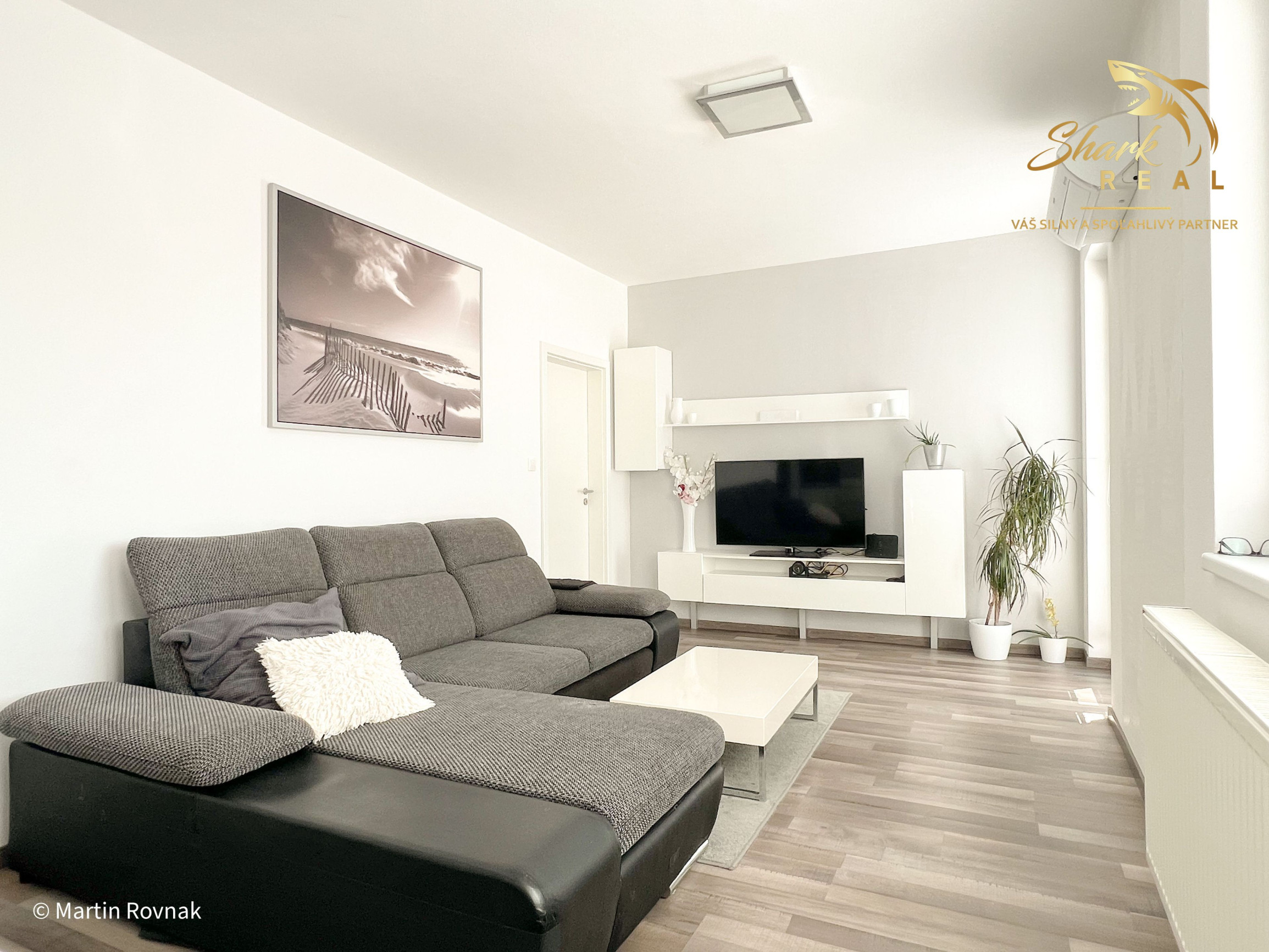 Tichý a presvetlený 2-izbový byt na najvyššom poschodí s balkónom a výťahom