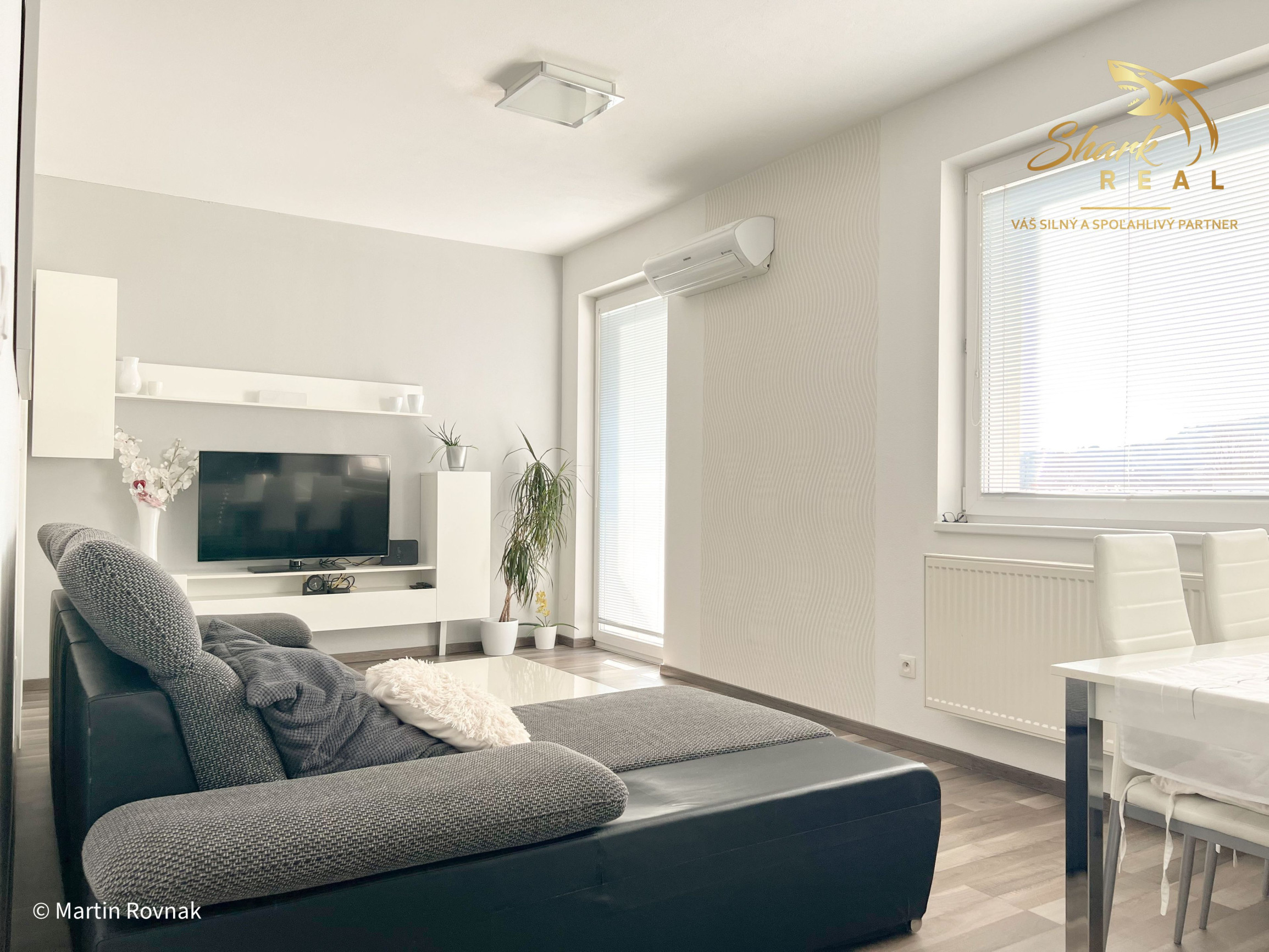 Tichý a presvetlený 2-izbový byt na najvyššom poschodí s balkónom a výťahom