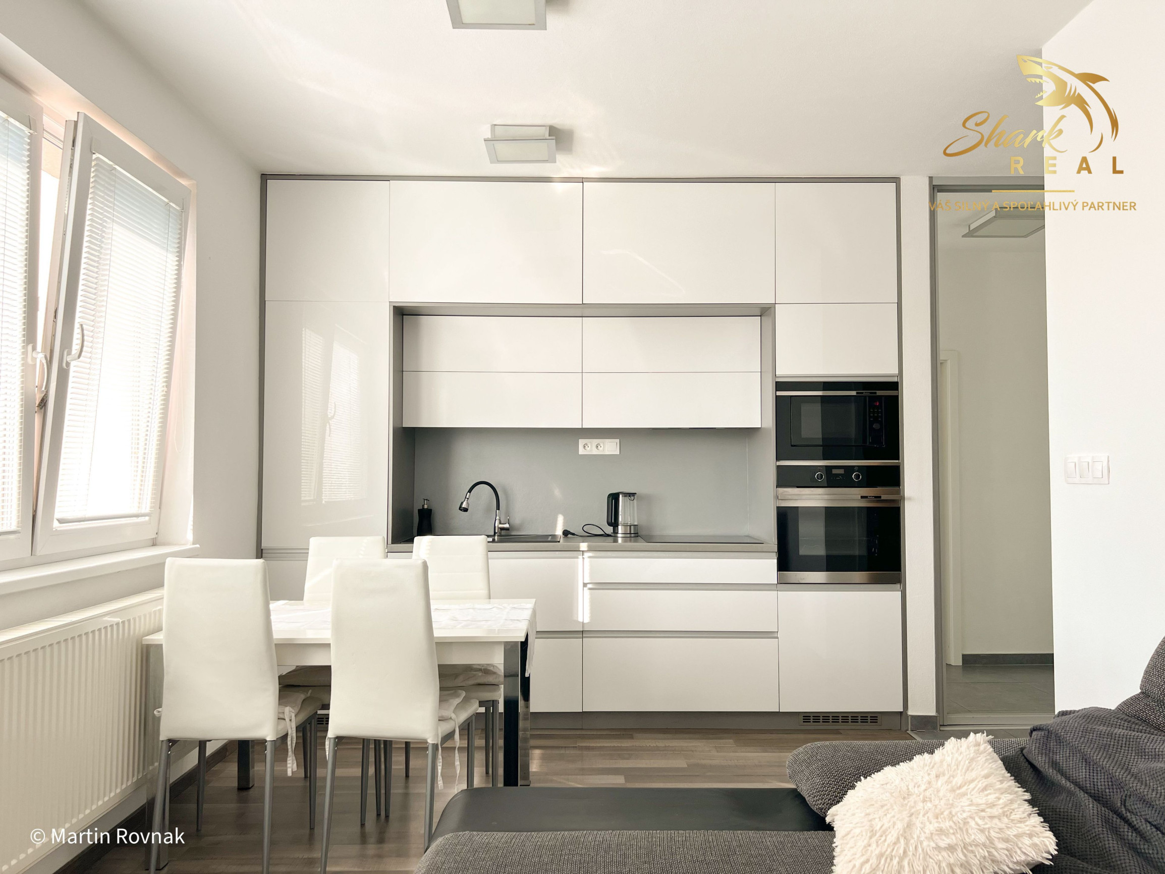 Tichý a presvetlený 2-izbový byt na najvyššom poschodí s balkónom a výťahom