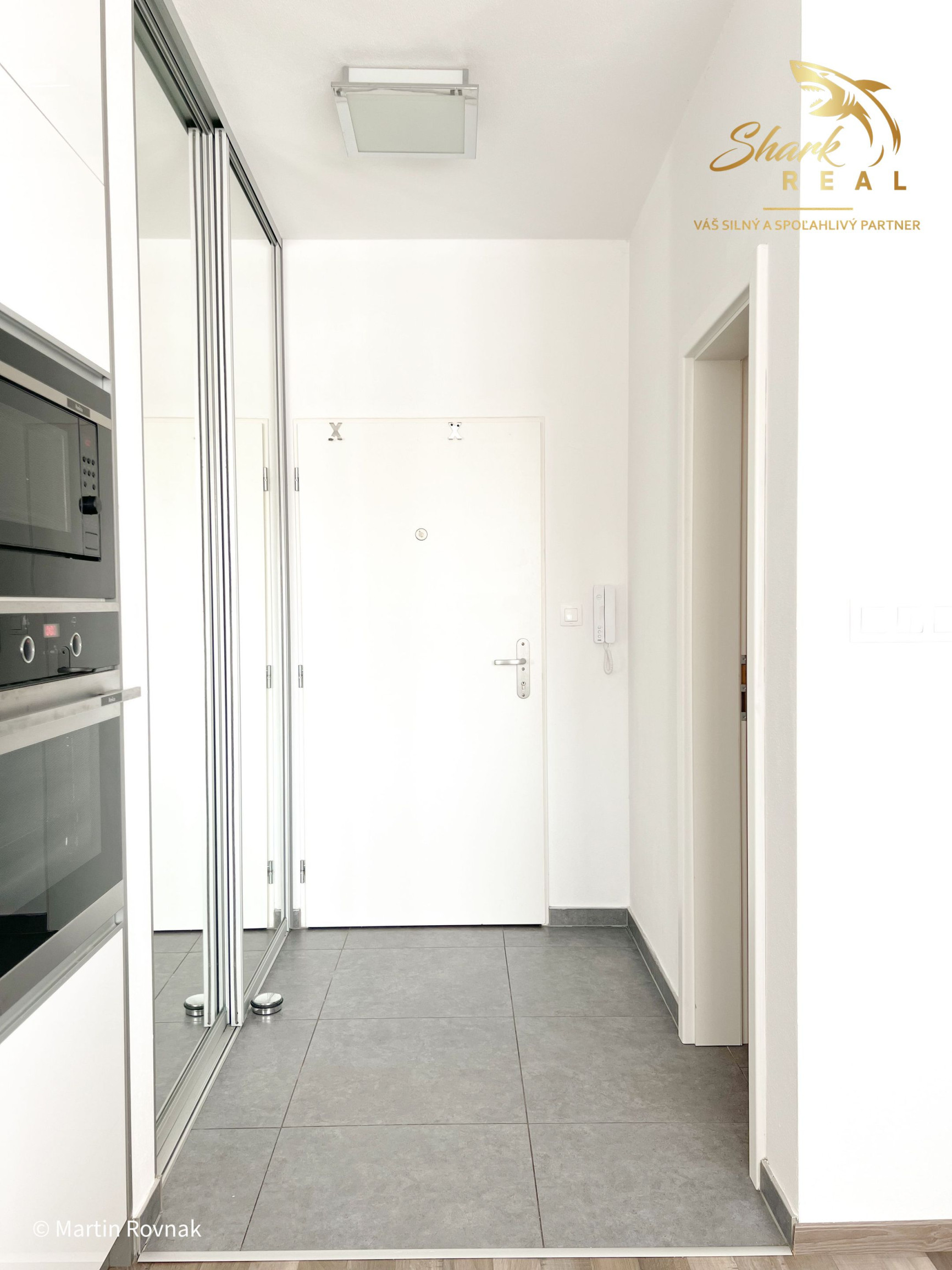 Tichý a presvetlený 2-izbový byt na najvyššom poschodí s balkónom a výťahom