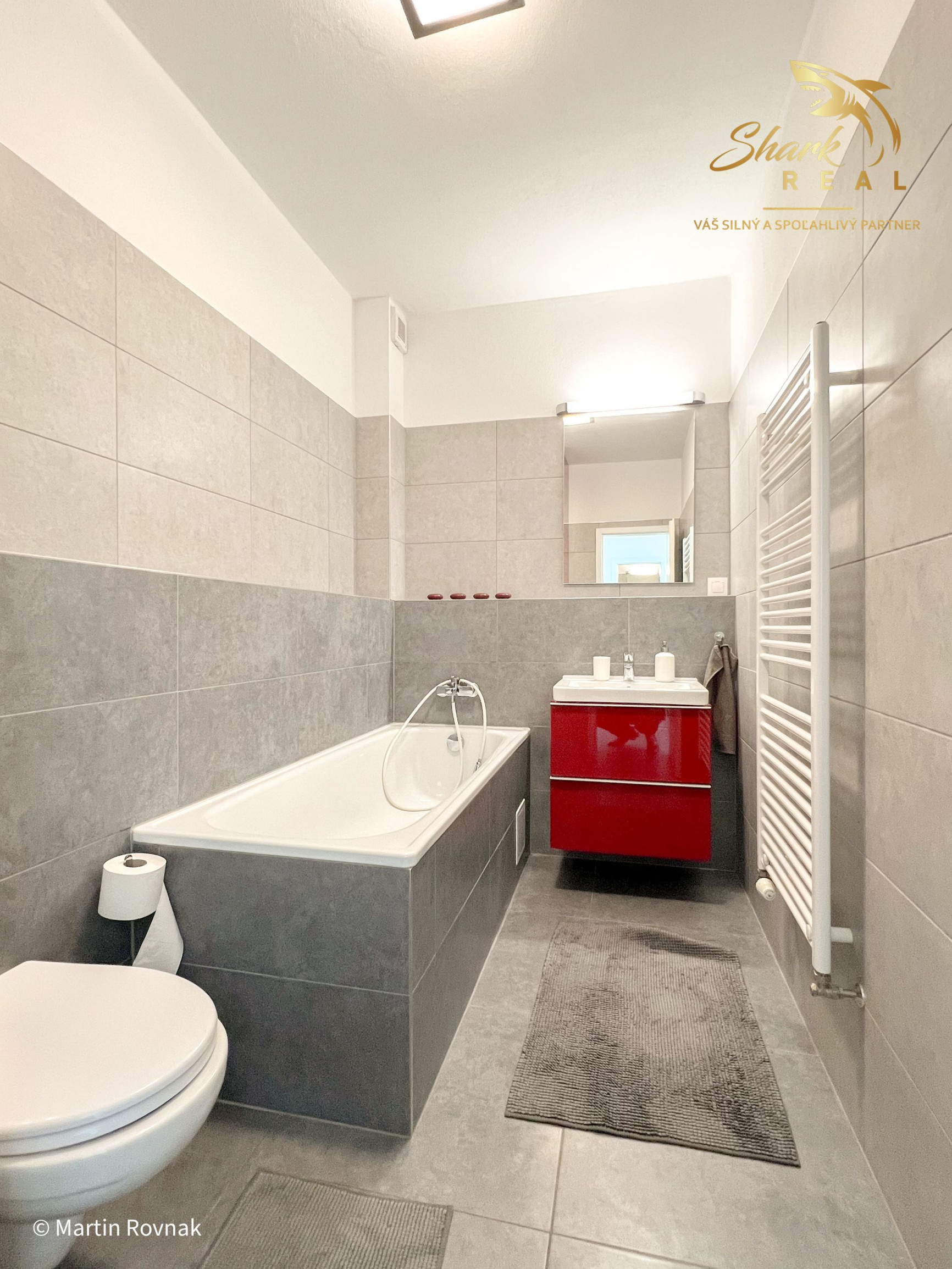 Tichý a presvetlený 2-izbový byt na najvyššom poschodí s balkónom a výťahom